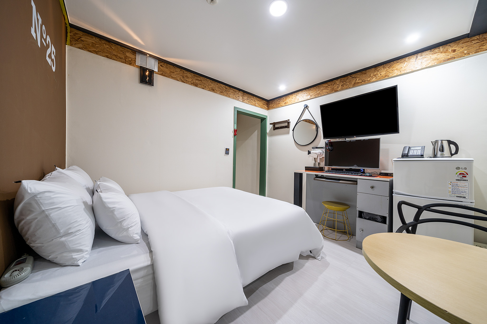 room detail thumbnail 1