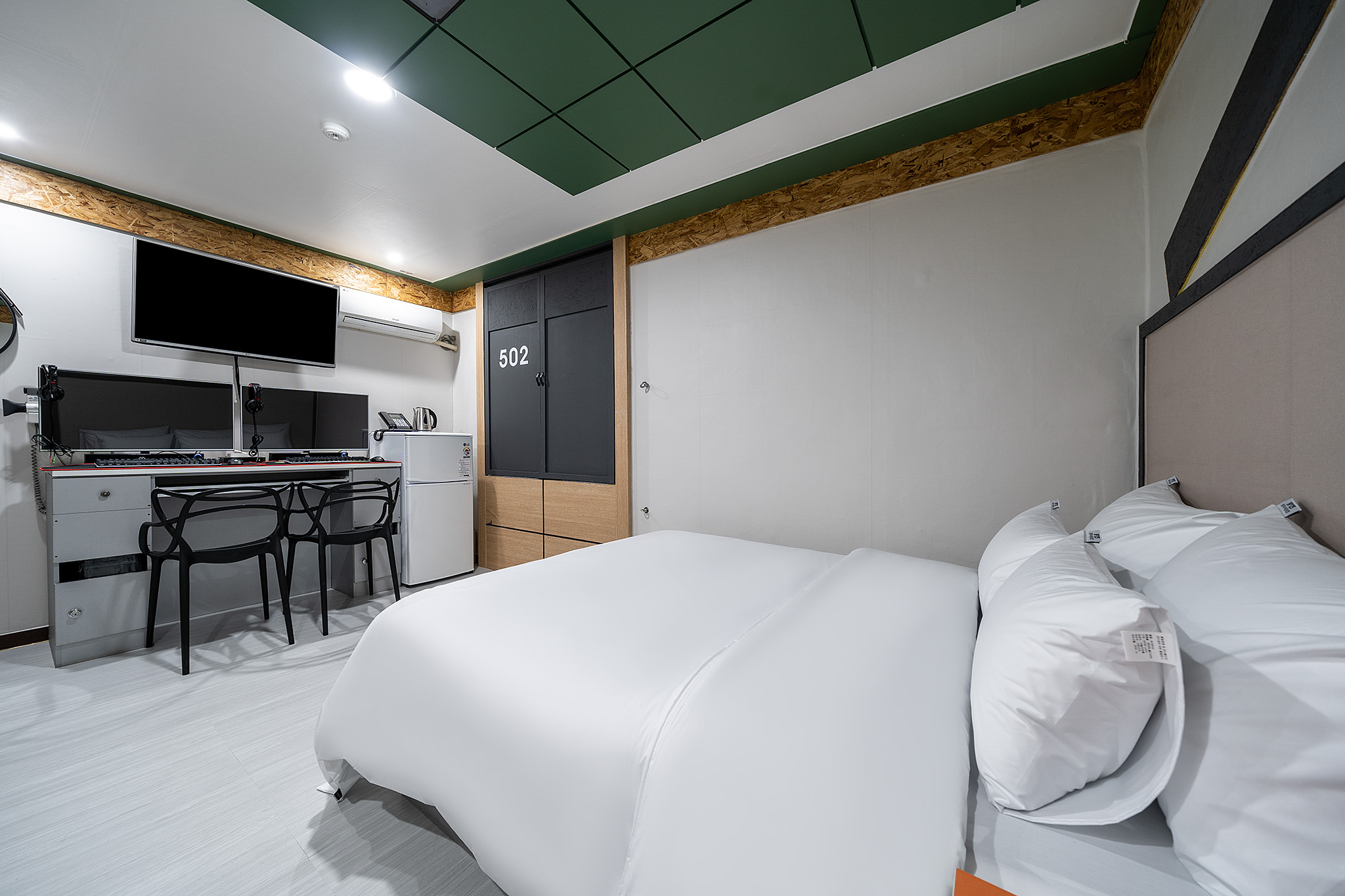 room detail thumbnail 2