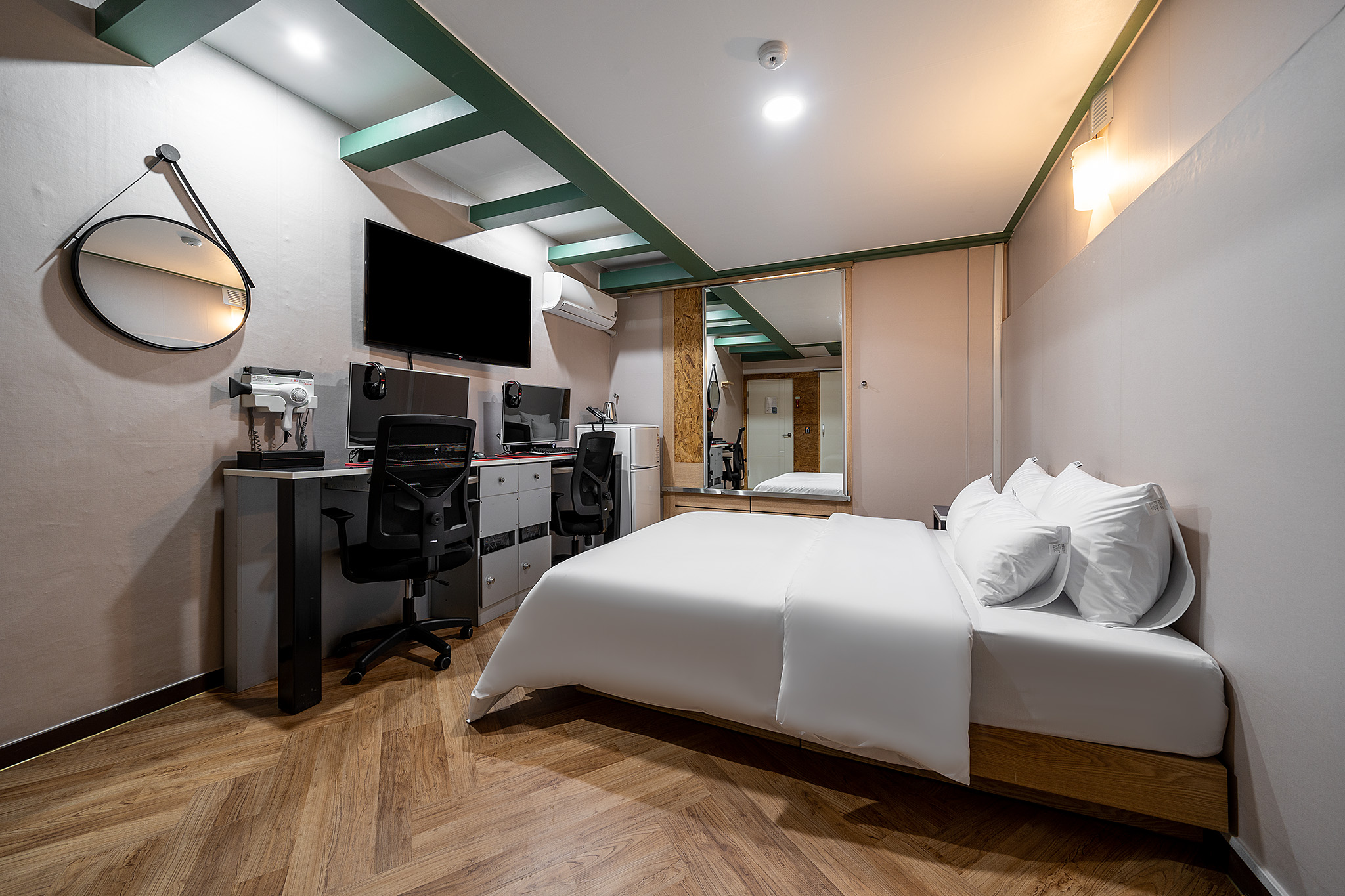 room detail thumbnail 1