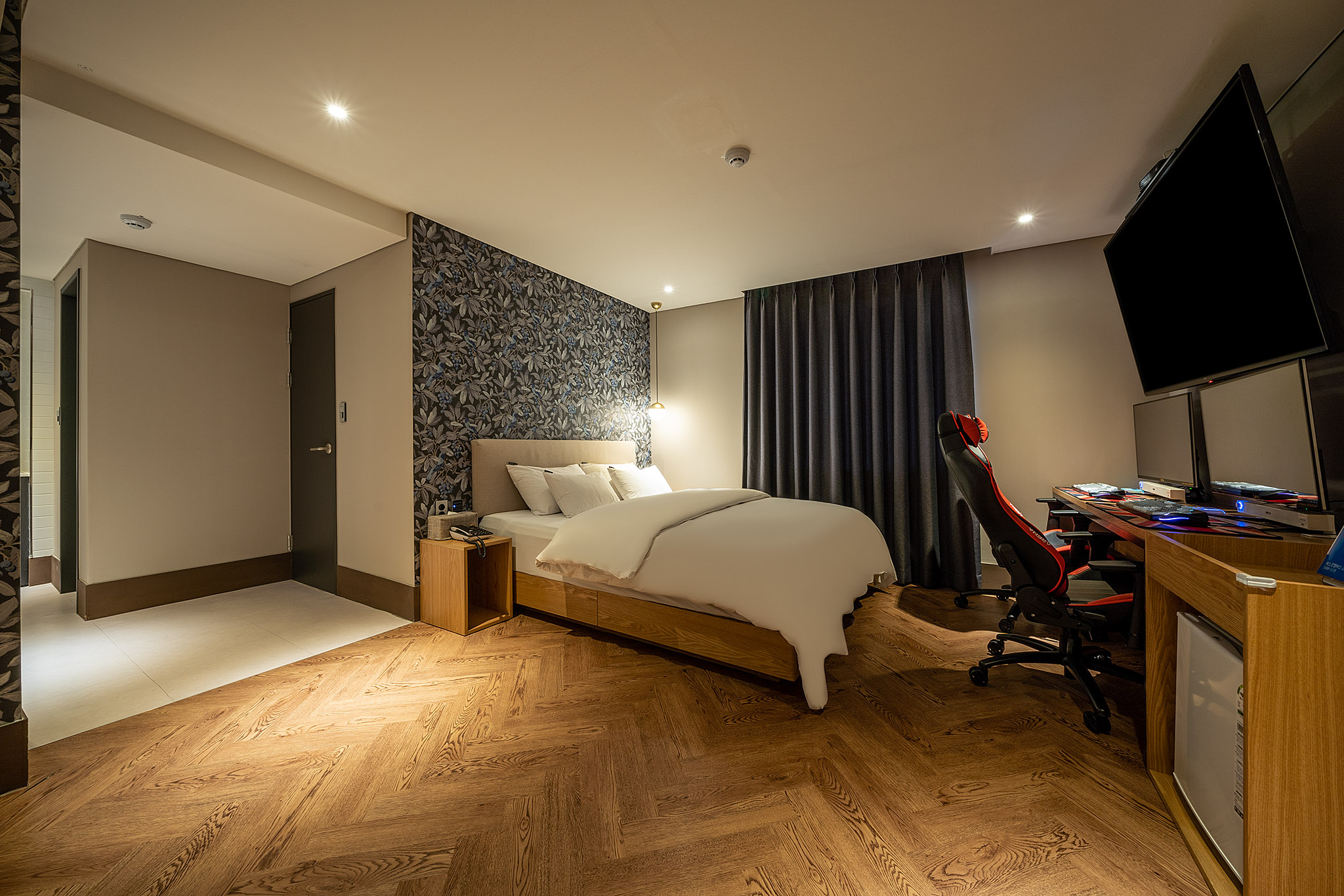 room detail thumbnail 2