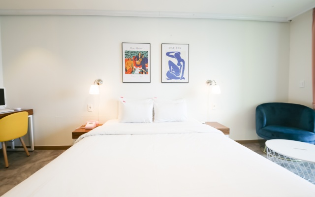 room detail thumbnail 2