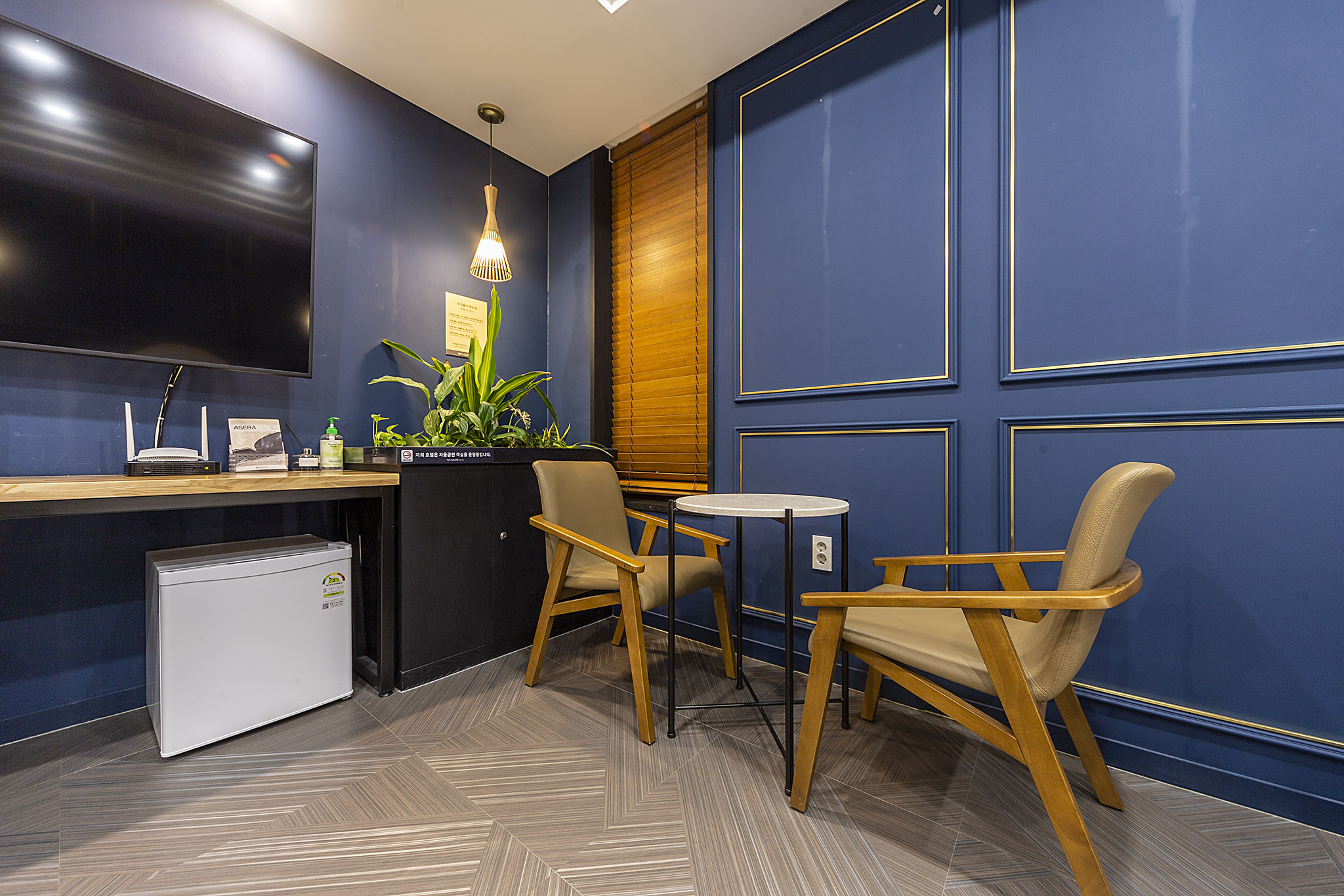 room detail thumbnail 2