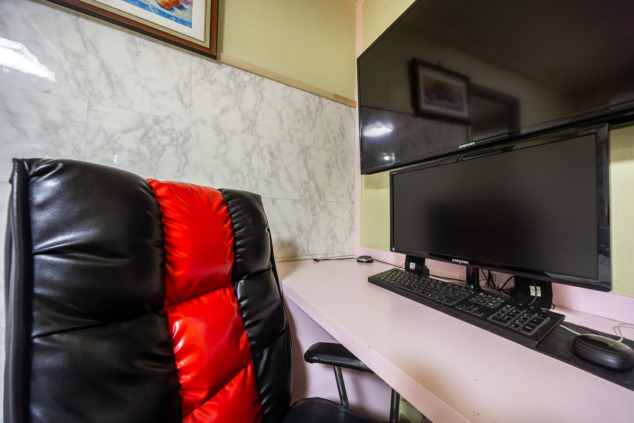 room detail thumbnail 2