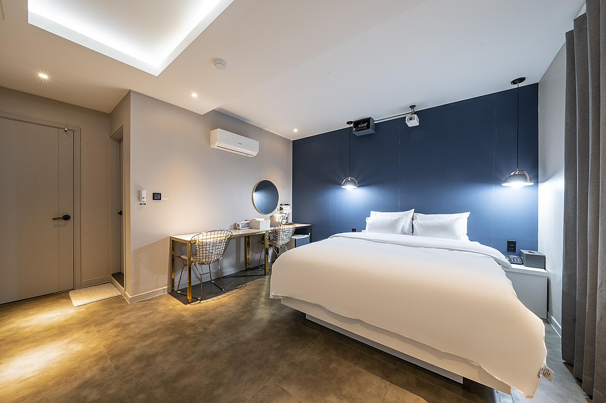 room detail thumbnail 1