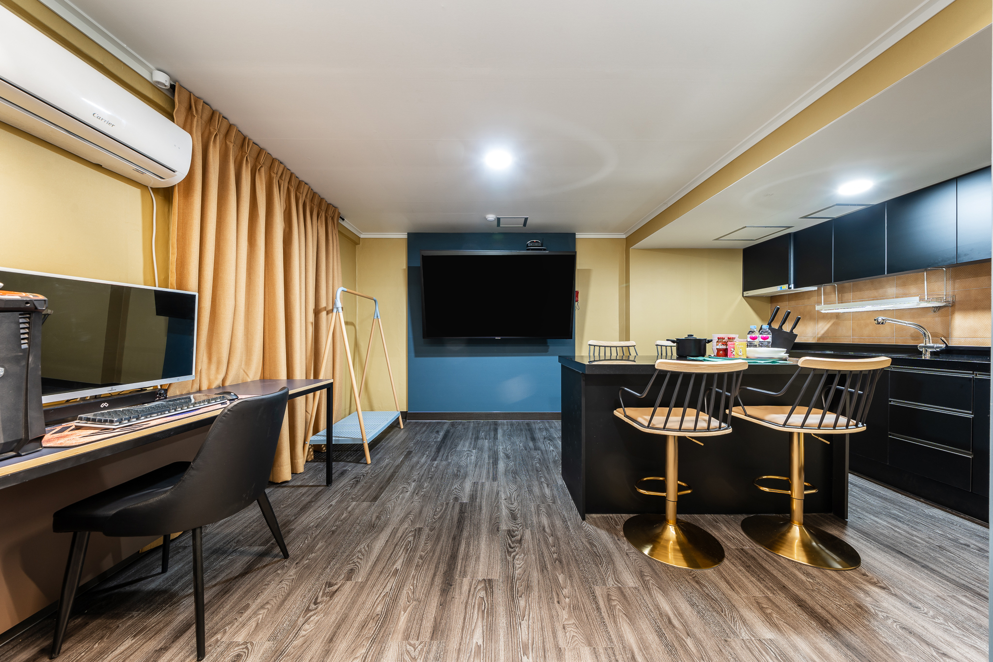 room detail thumbnail 2