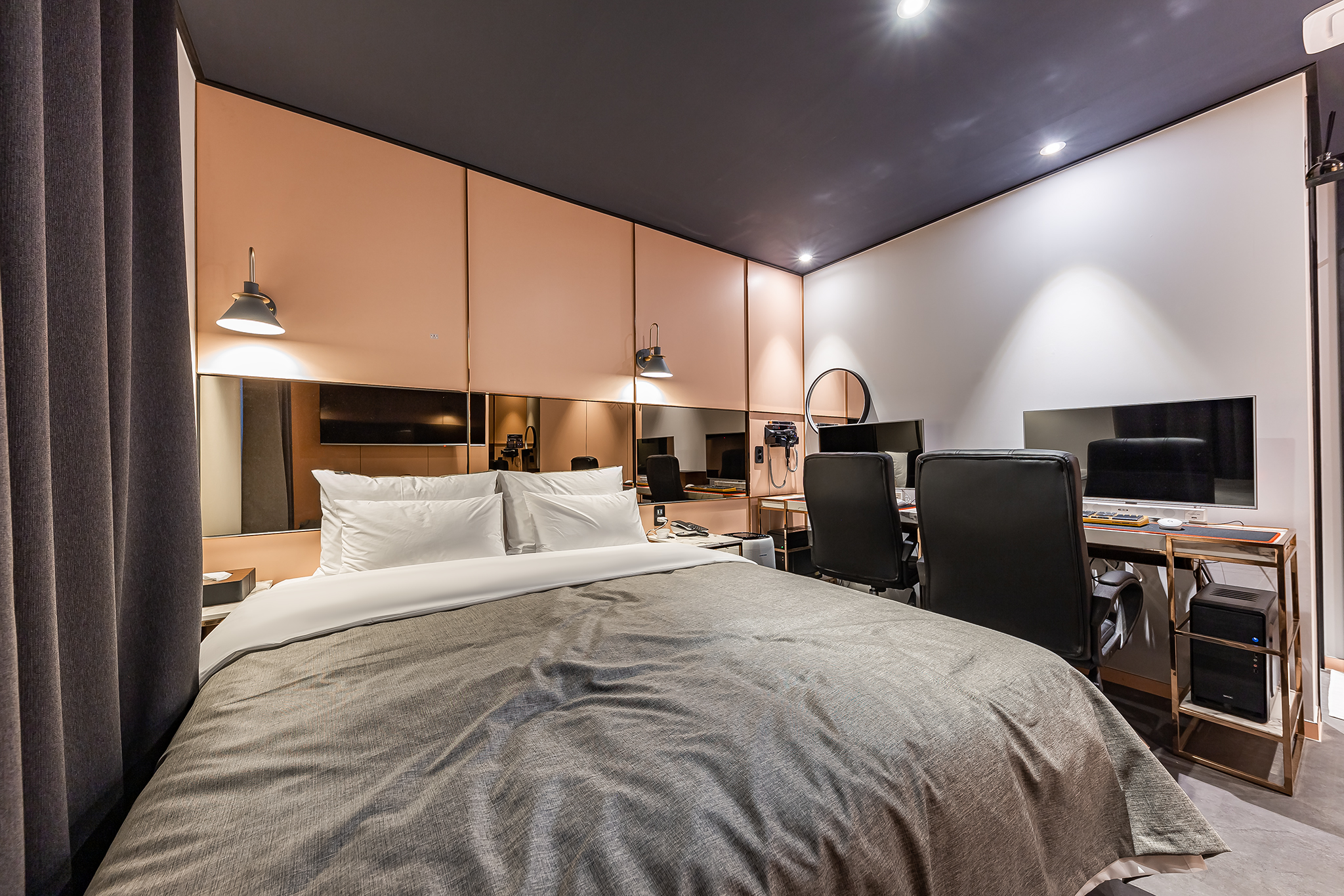 room detail thumbnail 2