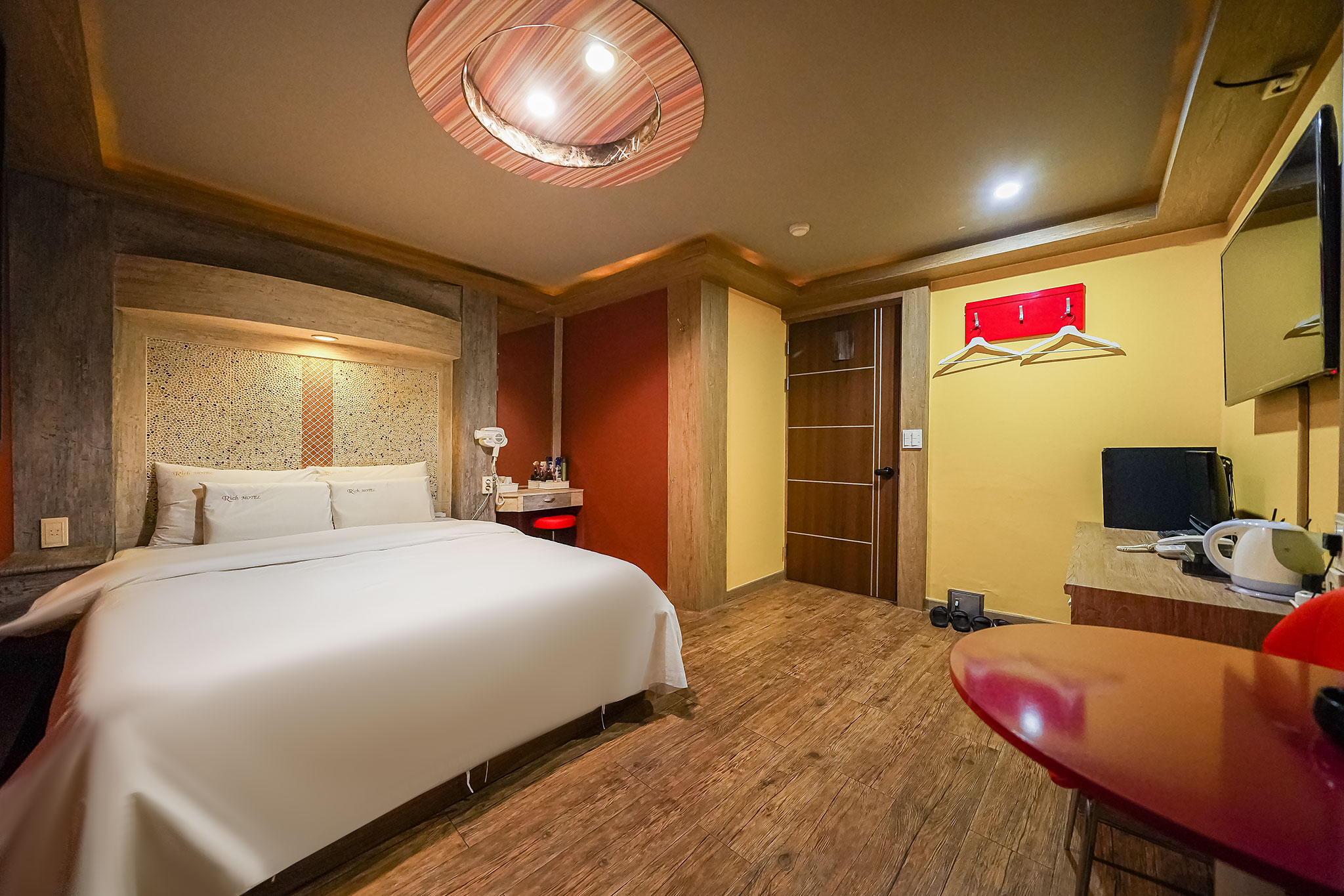 room detail thumbnail 2