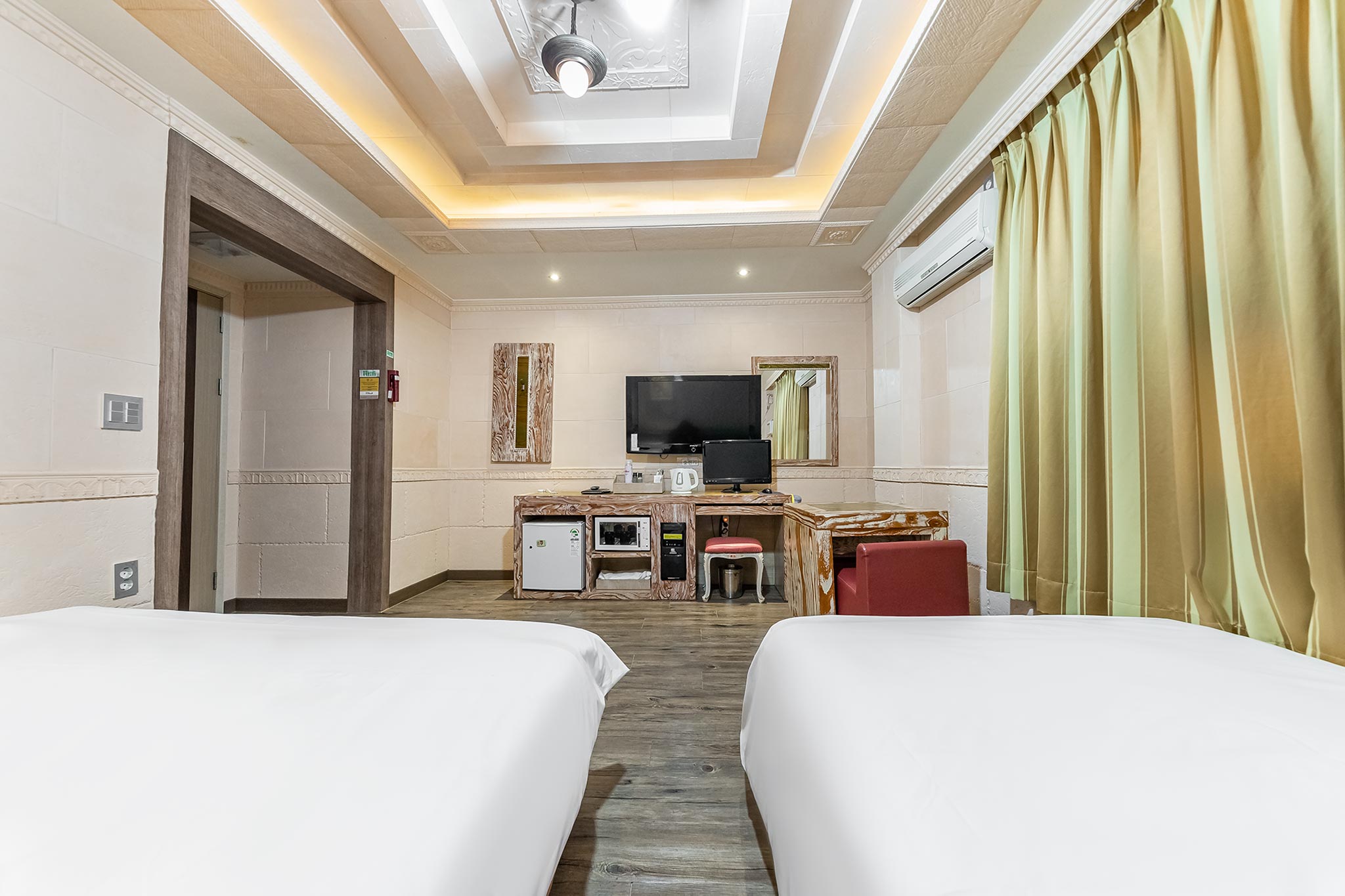 room detail thumbnail 2