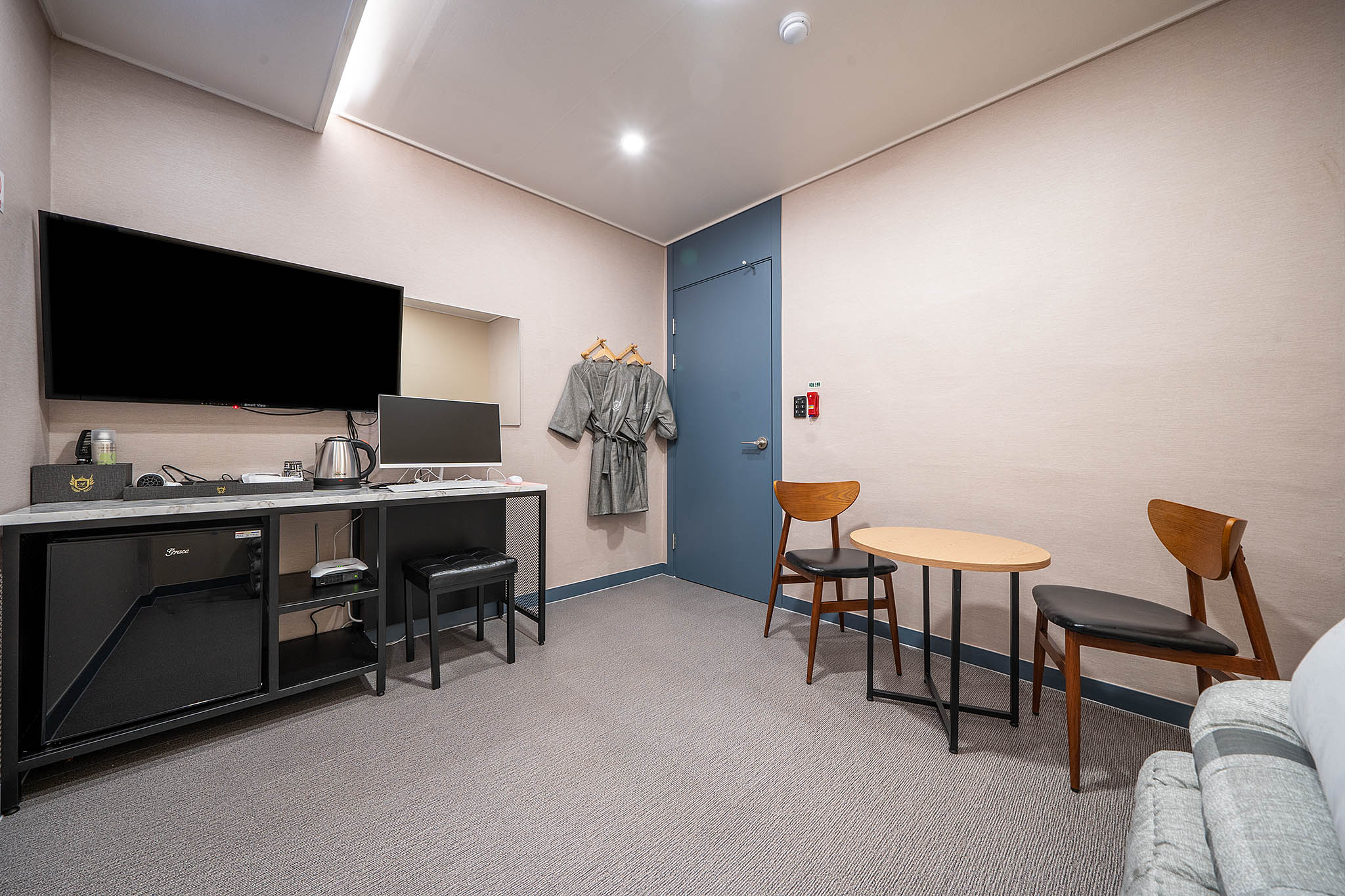 room detail thumbnail 2