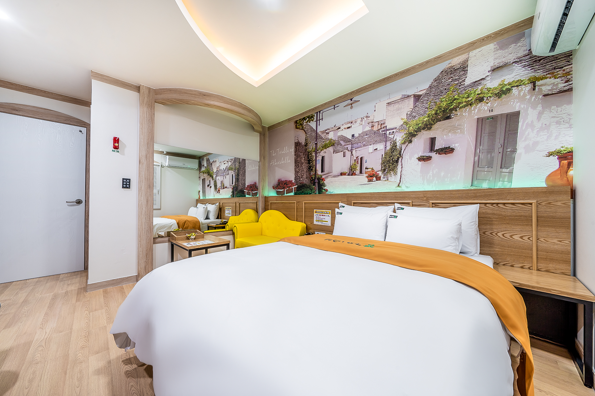 room detail thumbnail 2