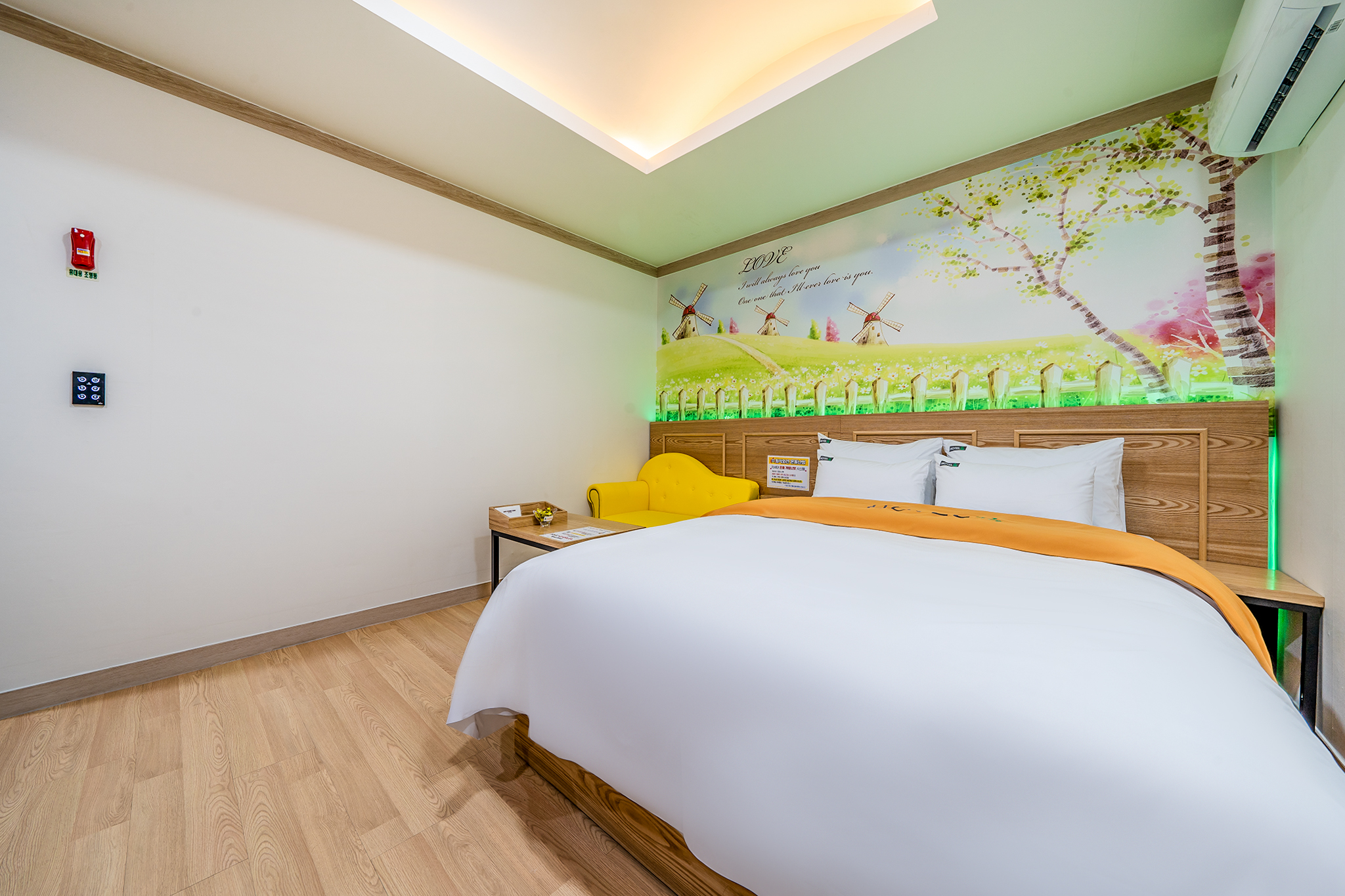 room detail thumbnail 1