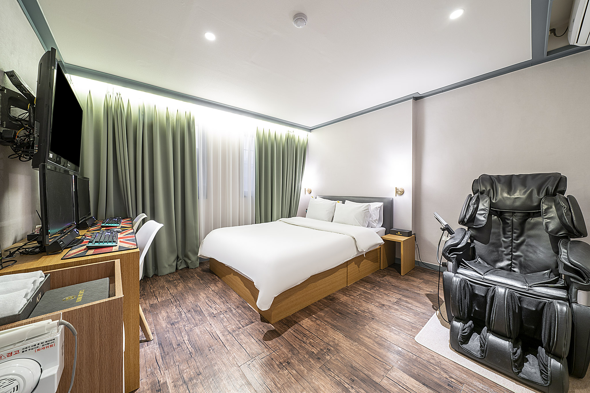 room detail thumbnail 1