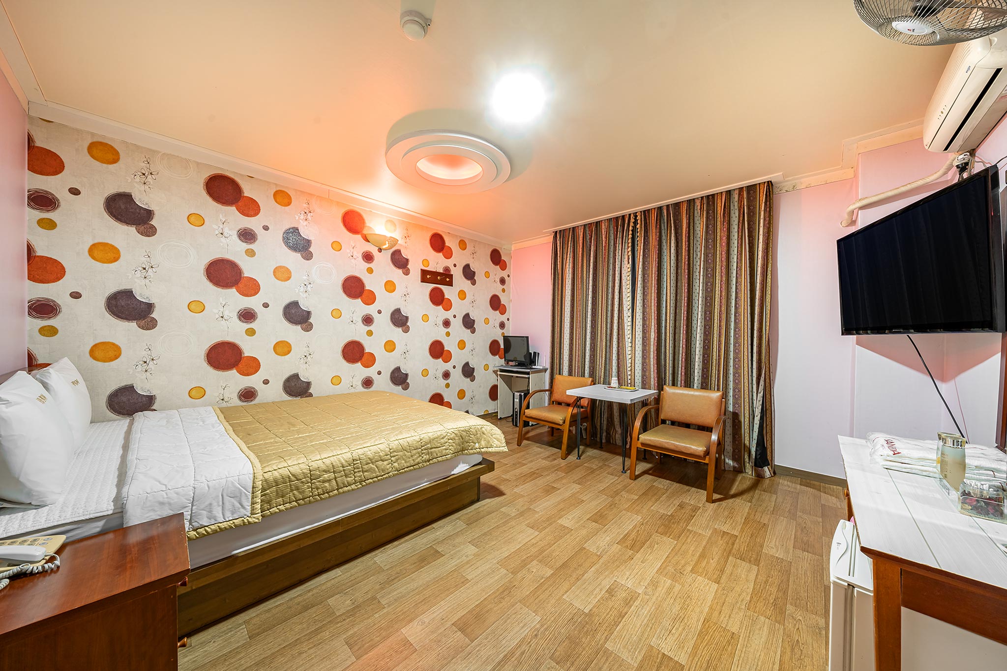 room detail thumbnail 1