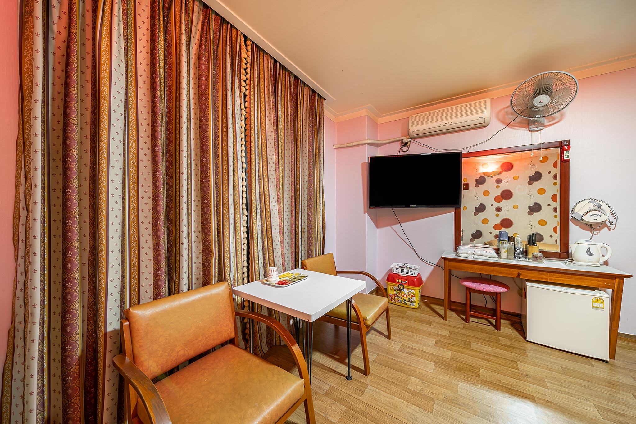 room detail thumbnail 2