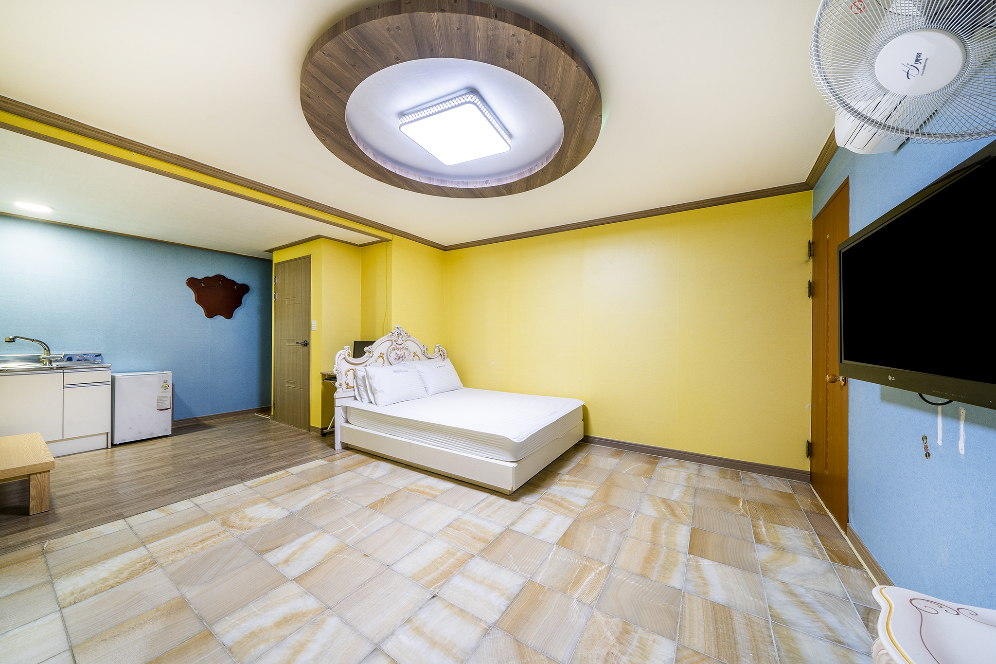 room detail thumbnail 1