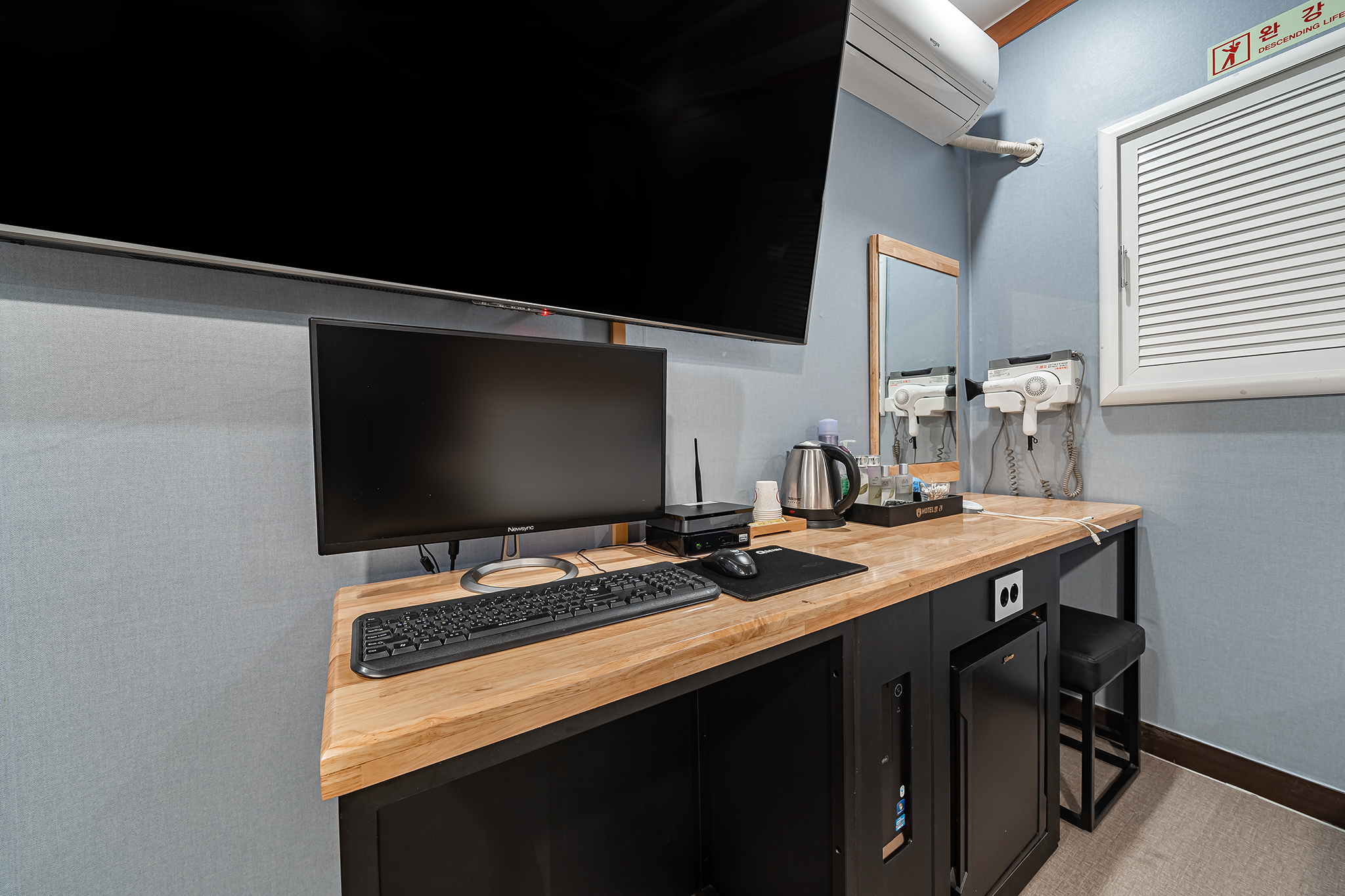 room detail thumbnail 2