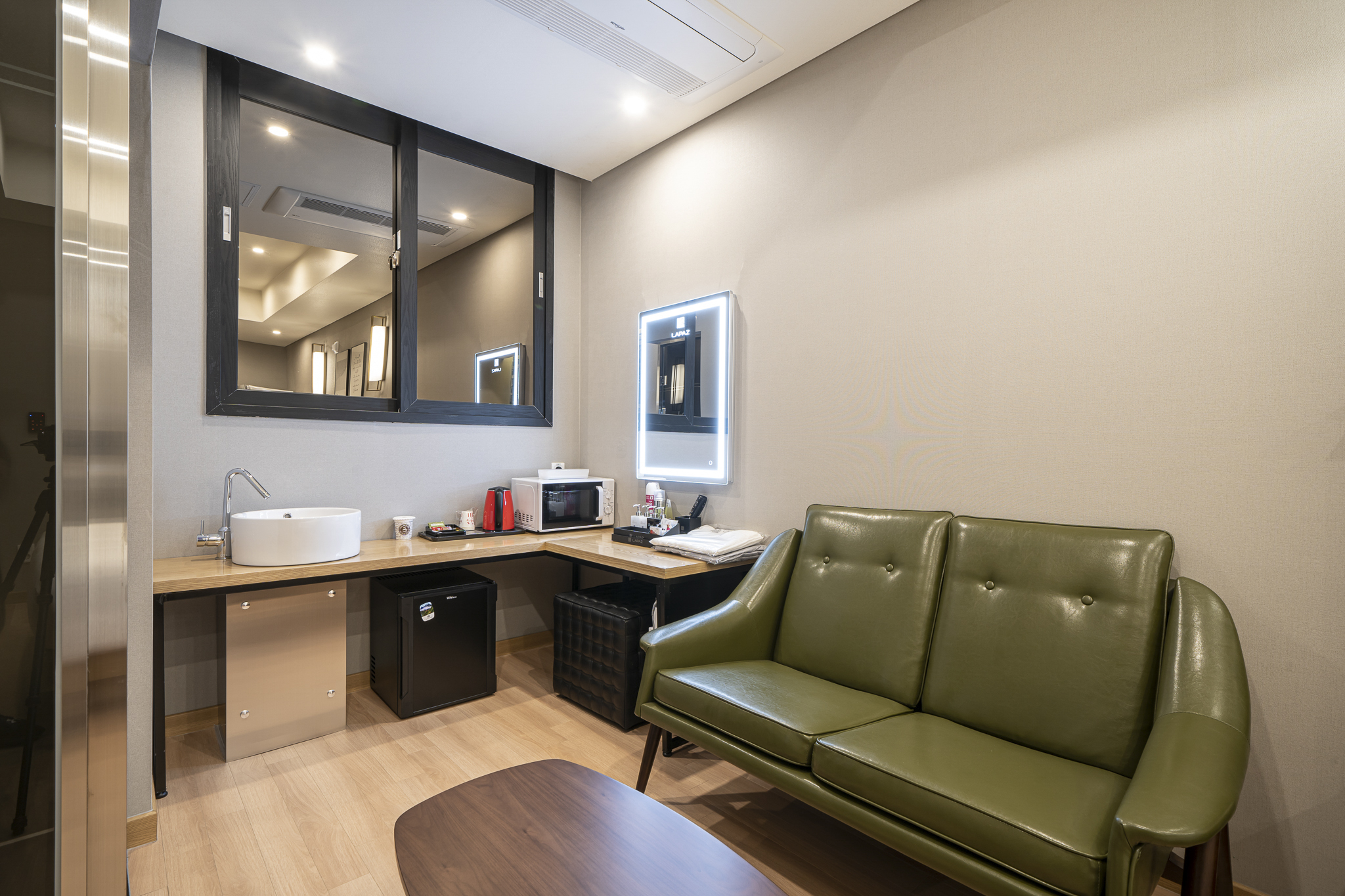 room detail thumbnail 2