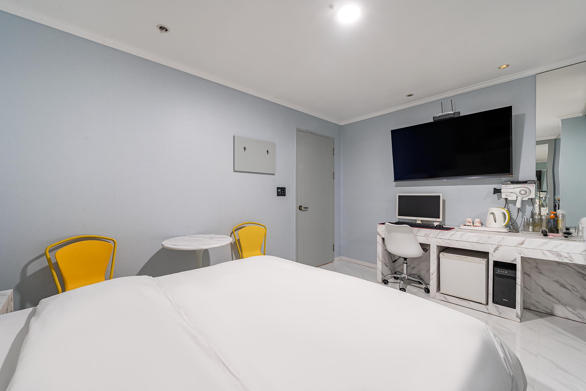 room detail thumbnail 2