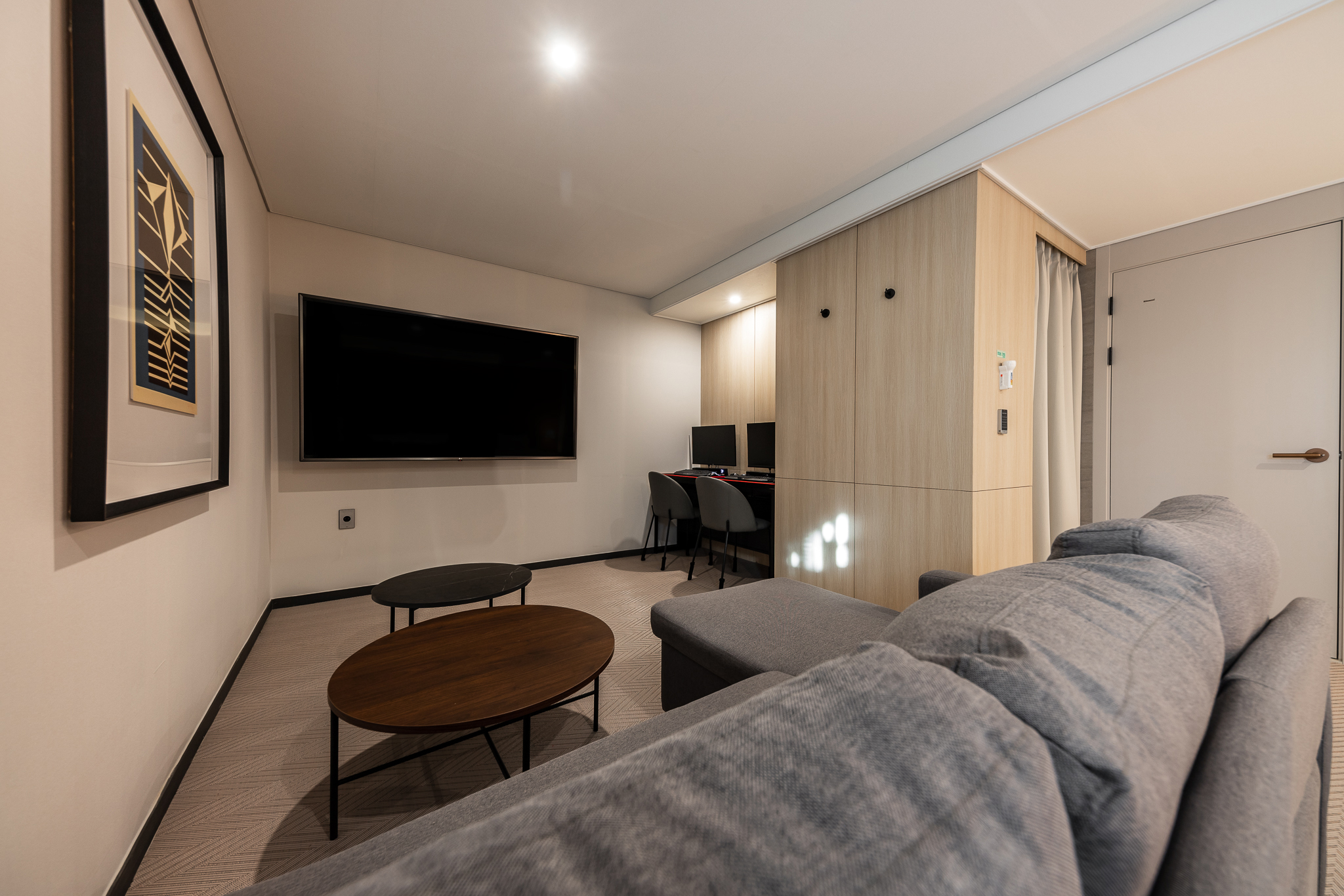 room detail thumbnail 2