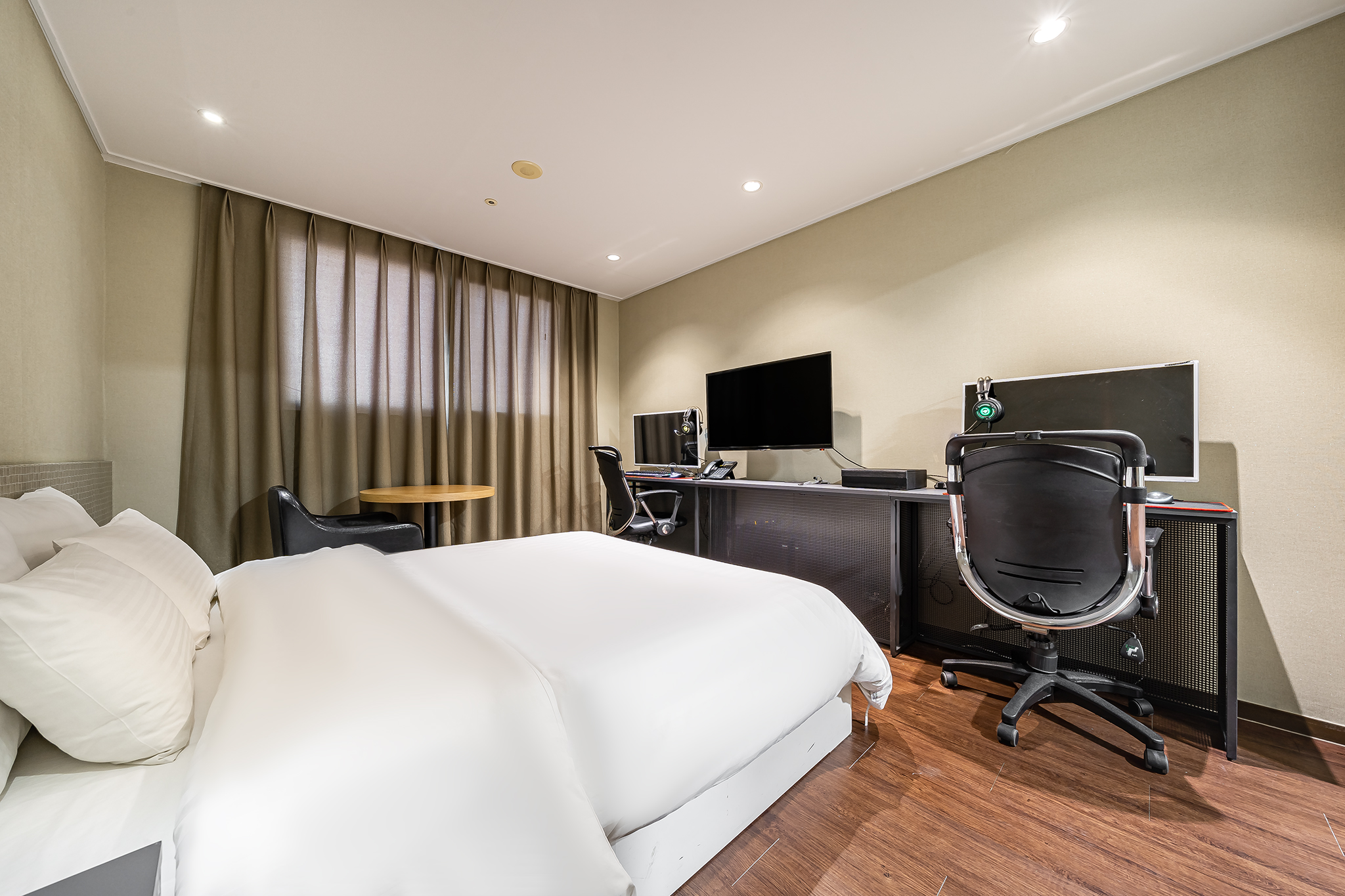 room detail thumbnail 1