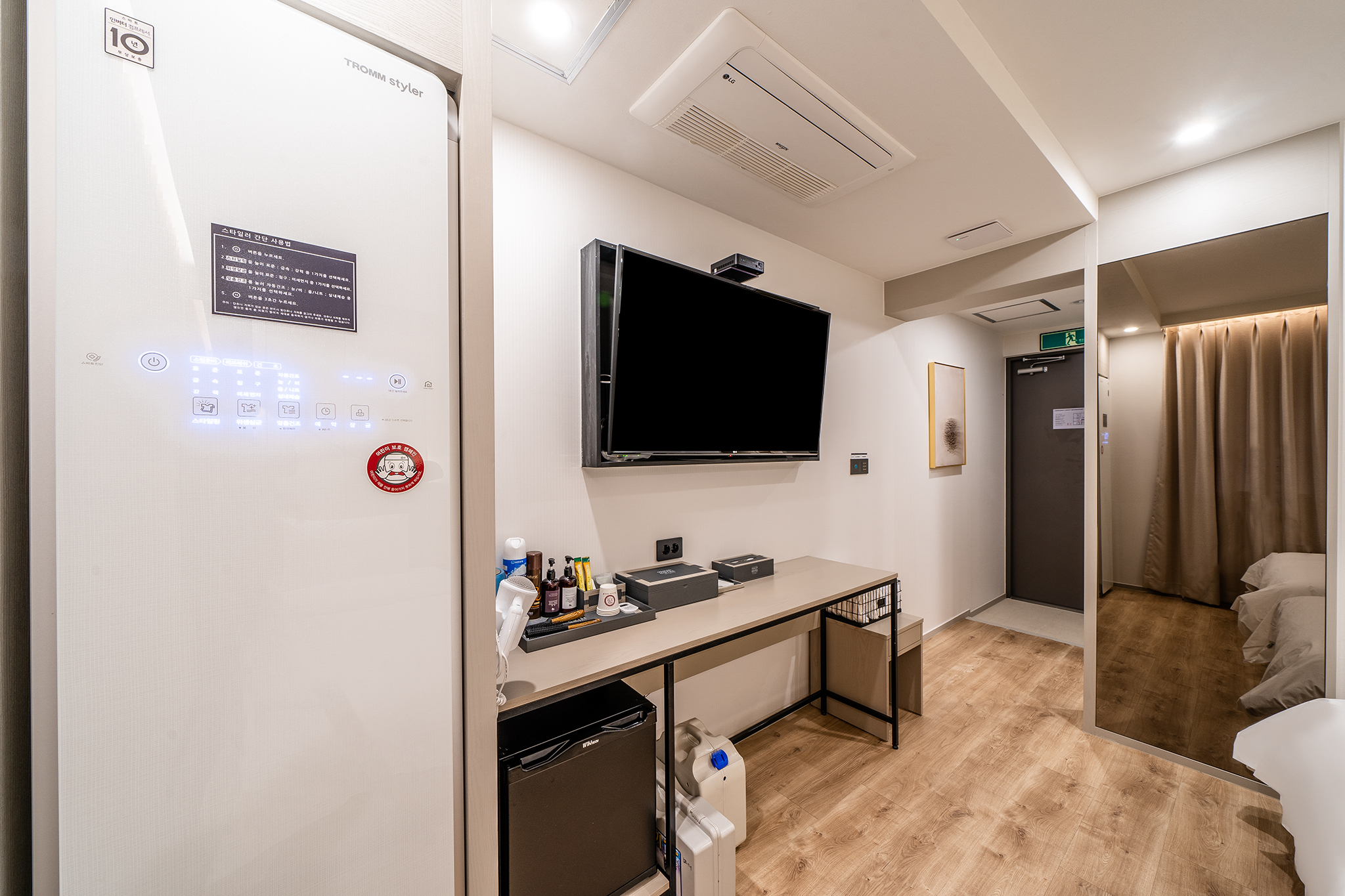 room detail thumbnail 2