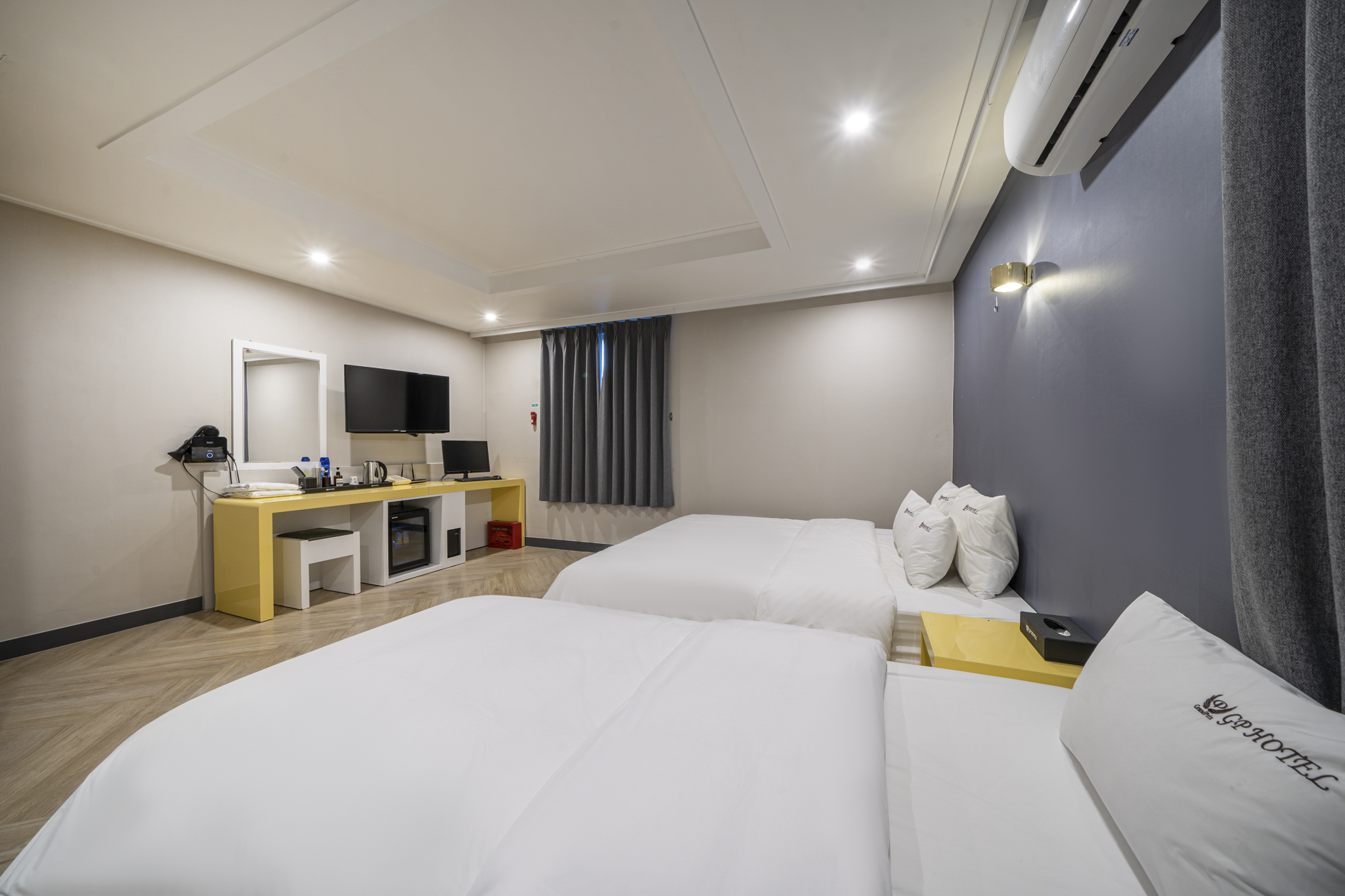 room detail thumbnail 2