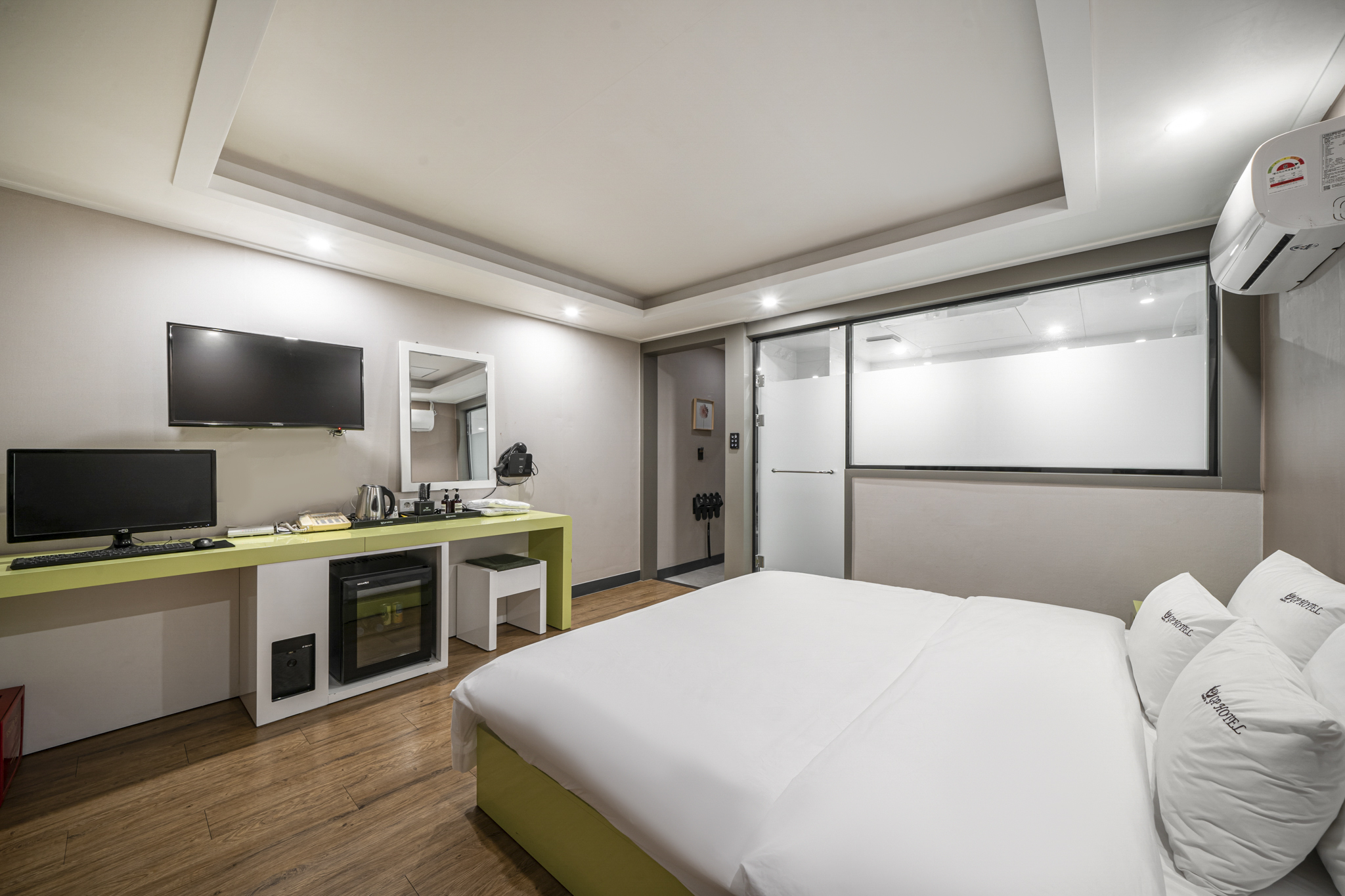 room detail thumbnail 2
