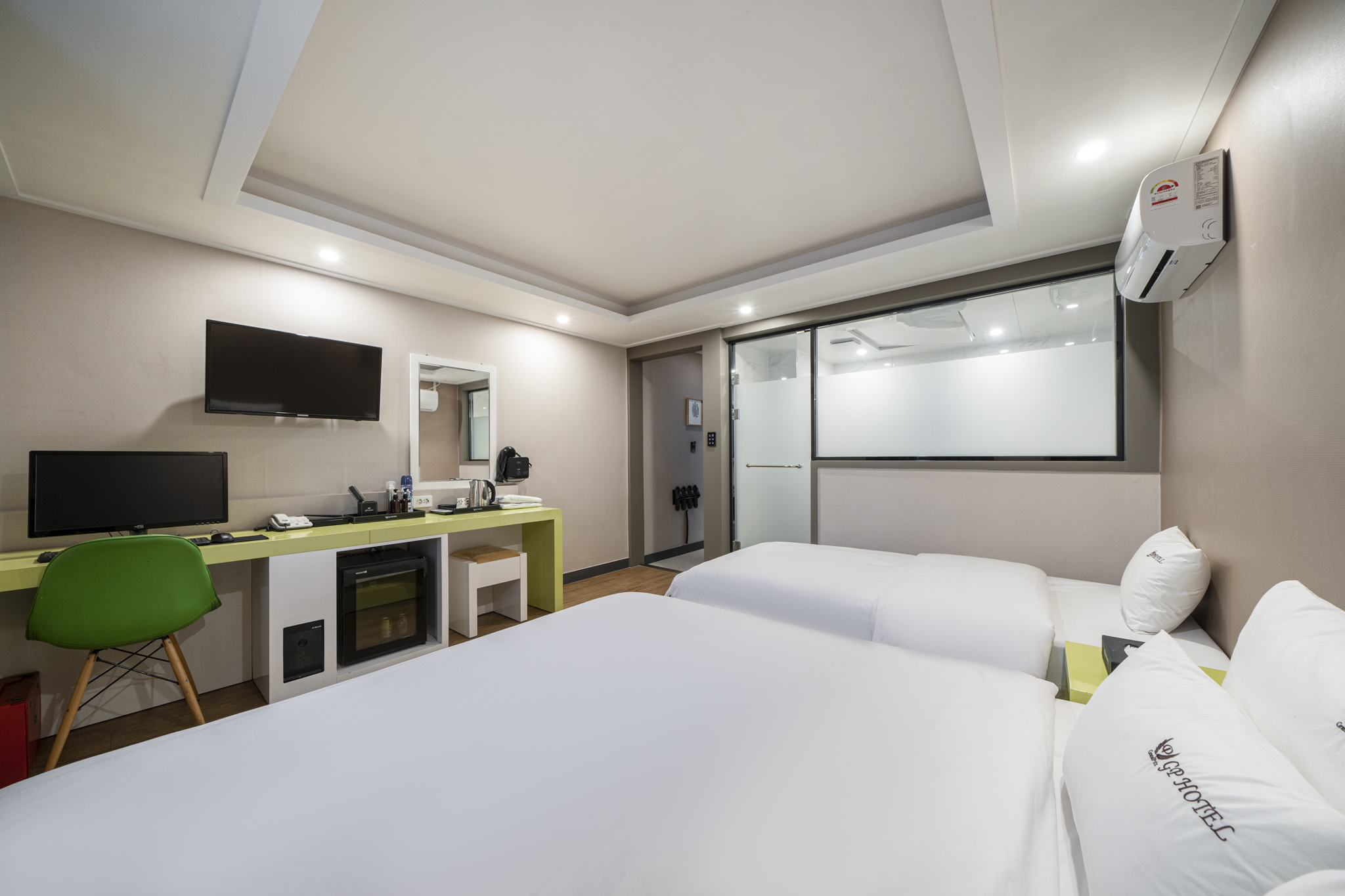 room detail thumbnail 2