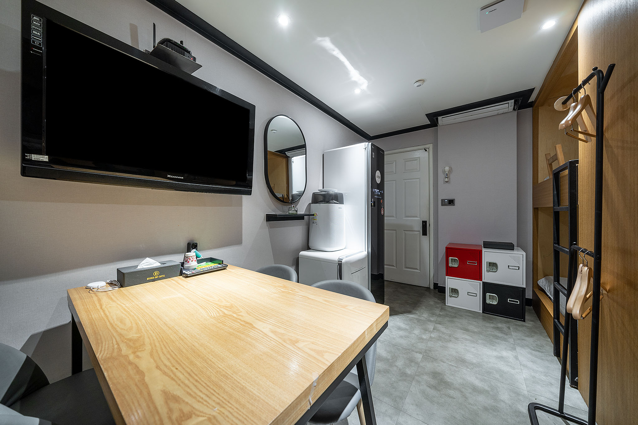 room detail thumbnail 2