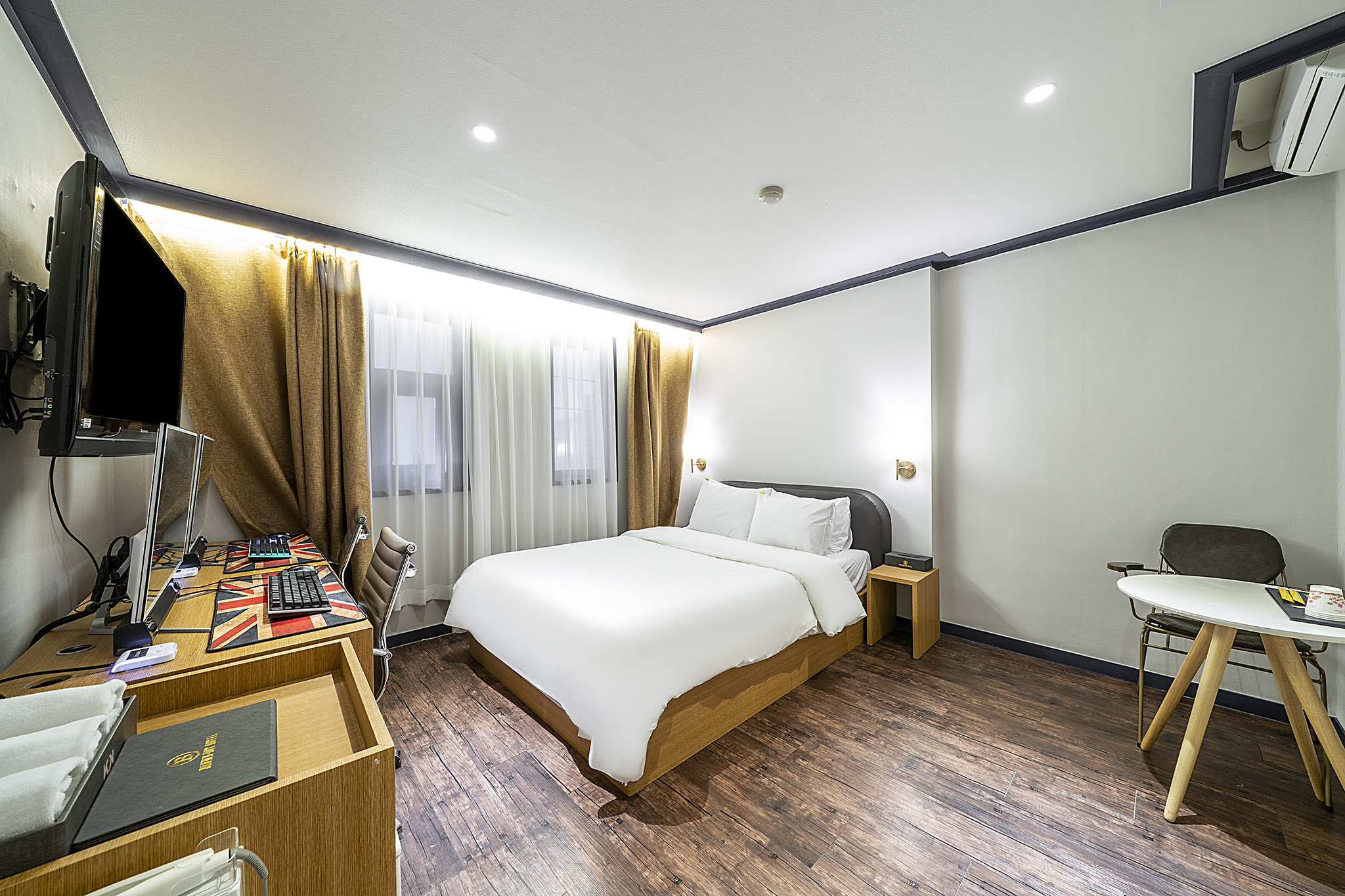 room detail thumbnail 1