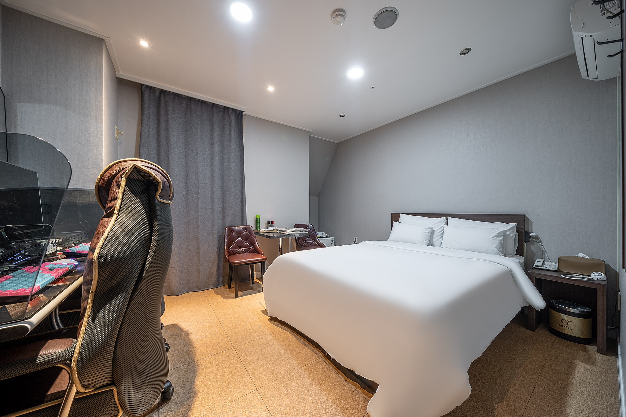 room detail thumbnail 2