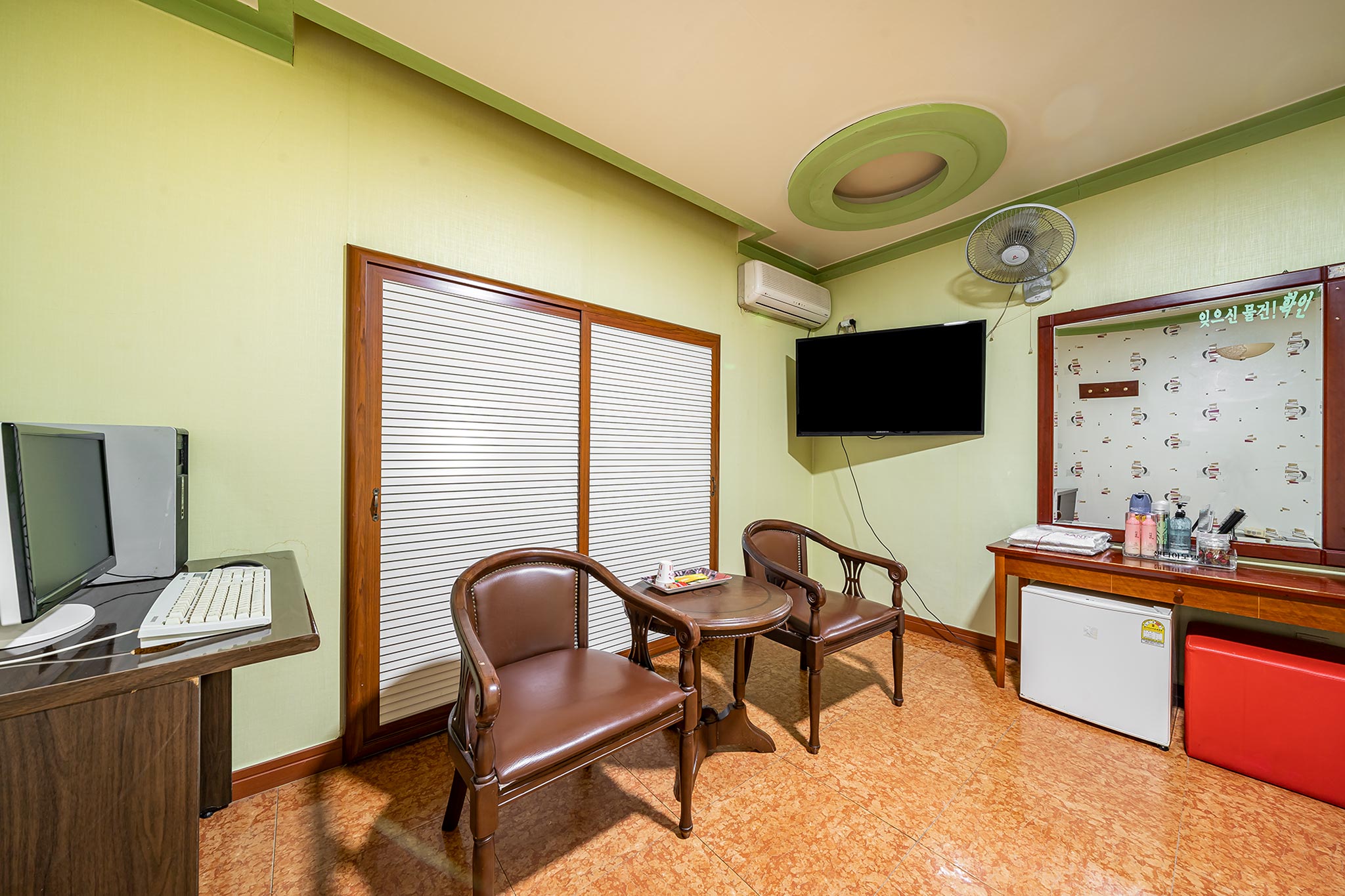 room detail thumbnail 2