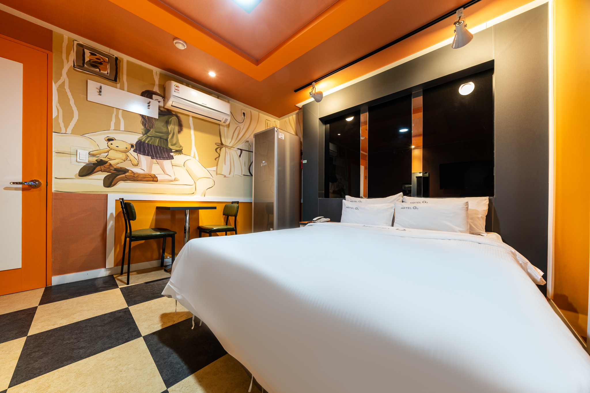 room detail thumbnail 2