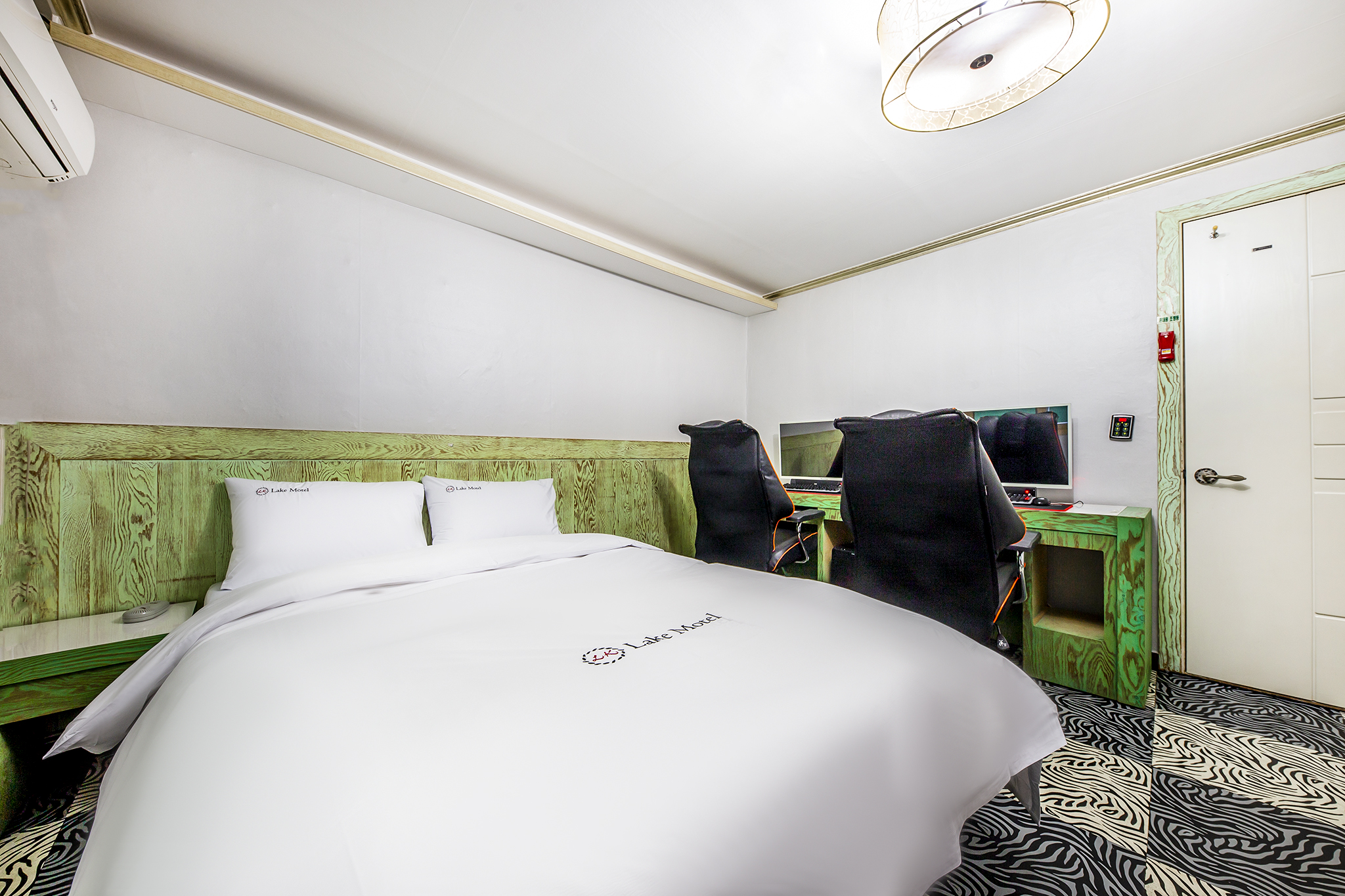room detail thumbnail 2