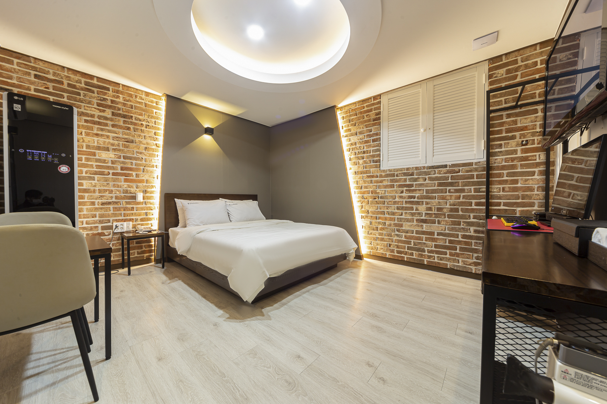 디럭스(넷플릭스,디즈니,티빙,애플 이용가능)(스타일러 구비,배그가능1PC,공기청정기)