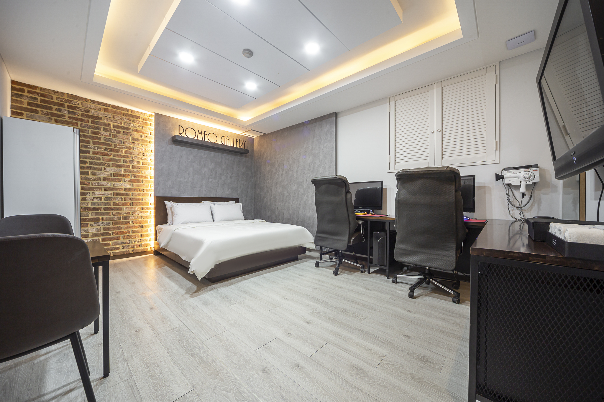 프리미엄 커플PC룸(넷플릭스,디즈니,티빙,애플 이용가능)(스타일러 구비,배그가능2PC,공기청정기)