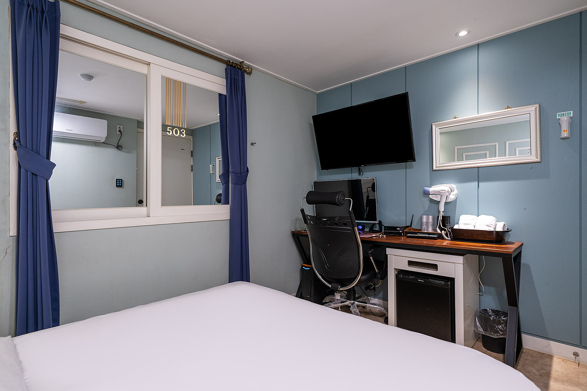 room detail thumbnail 2