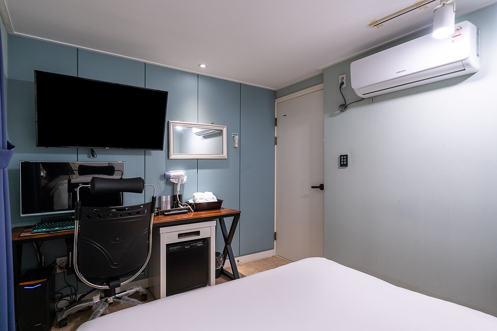 room detail thumbnail 2