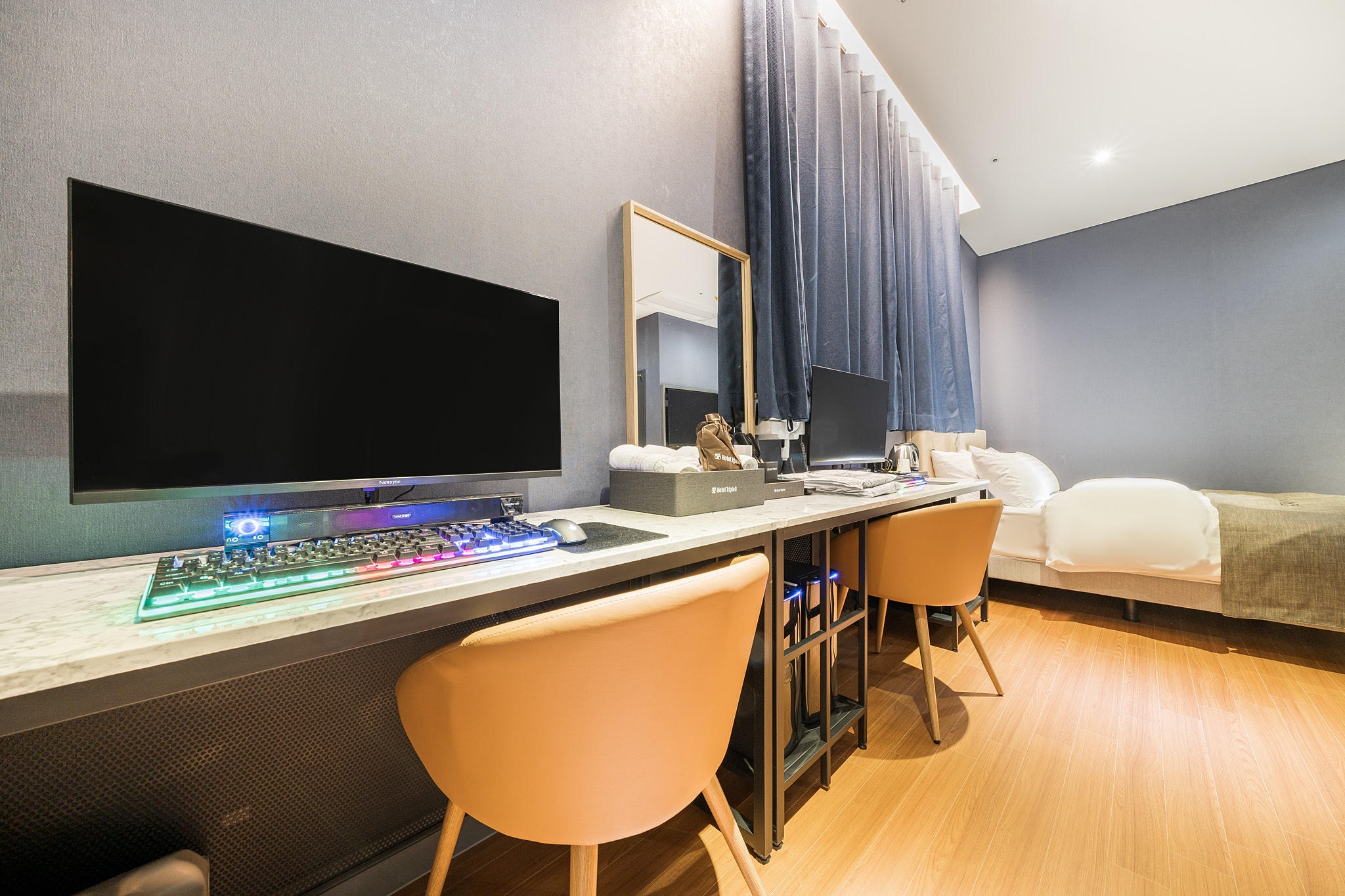 room detail thumbnail 2