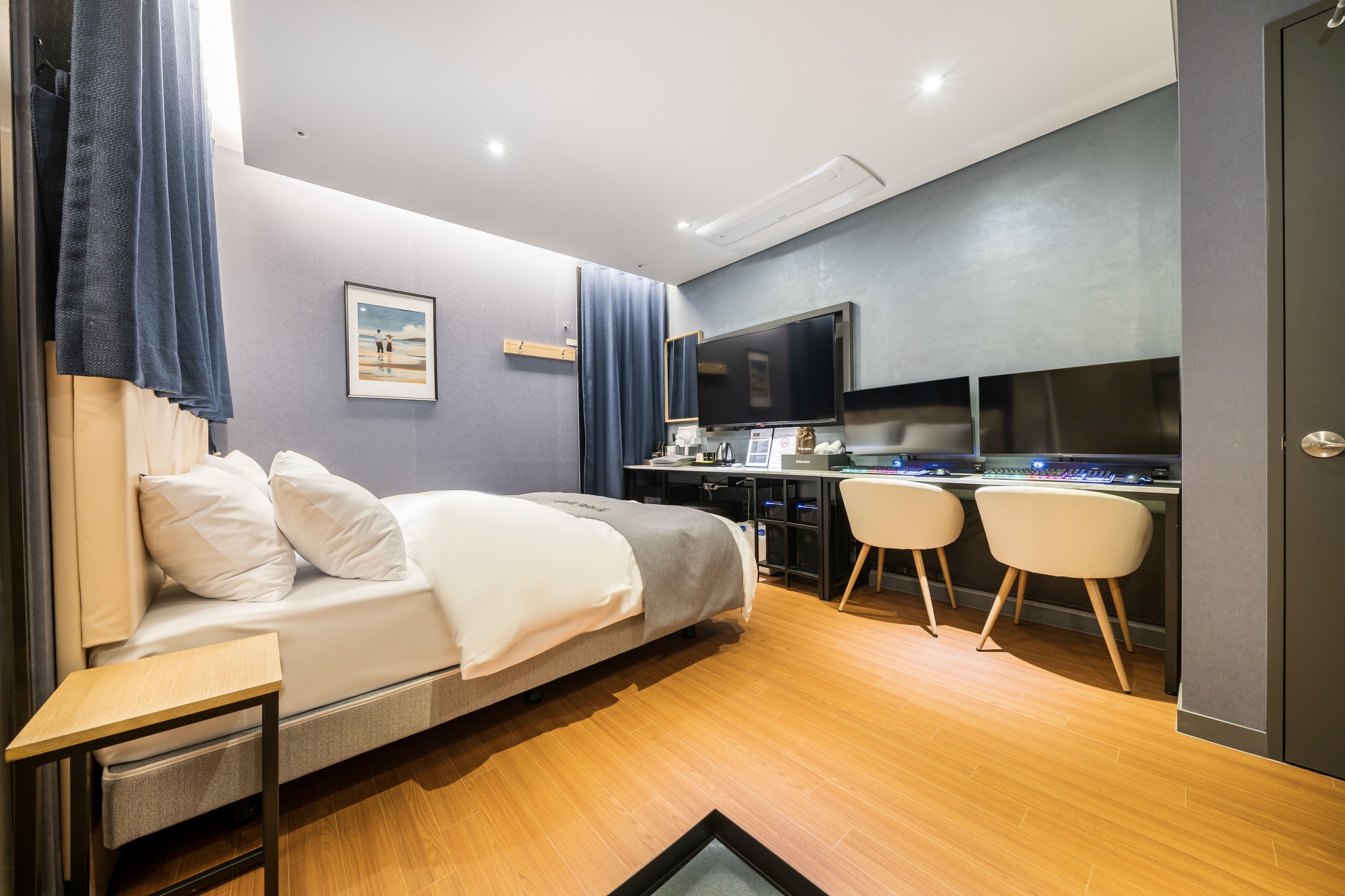 room detail thumbnail 2