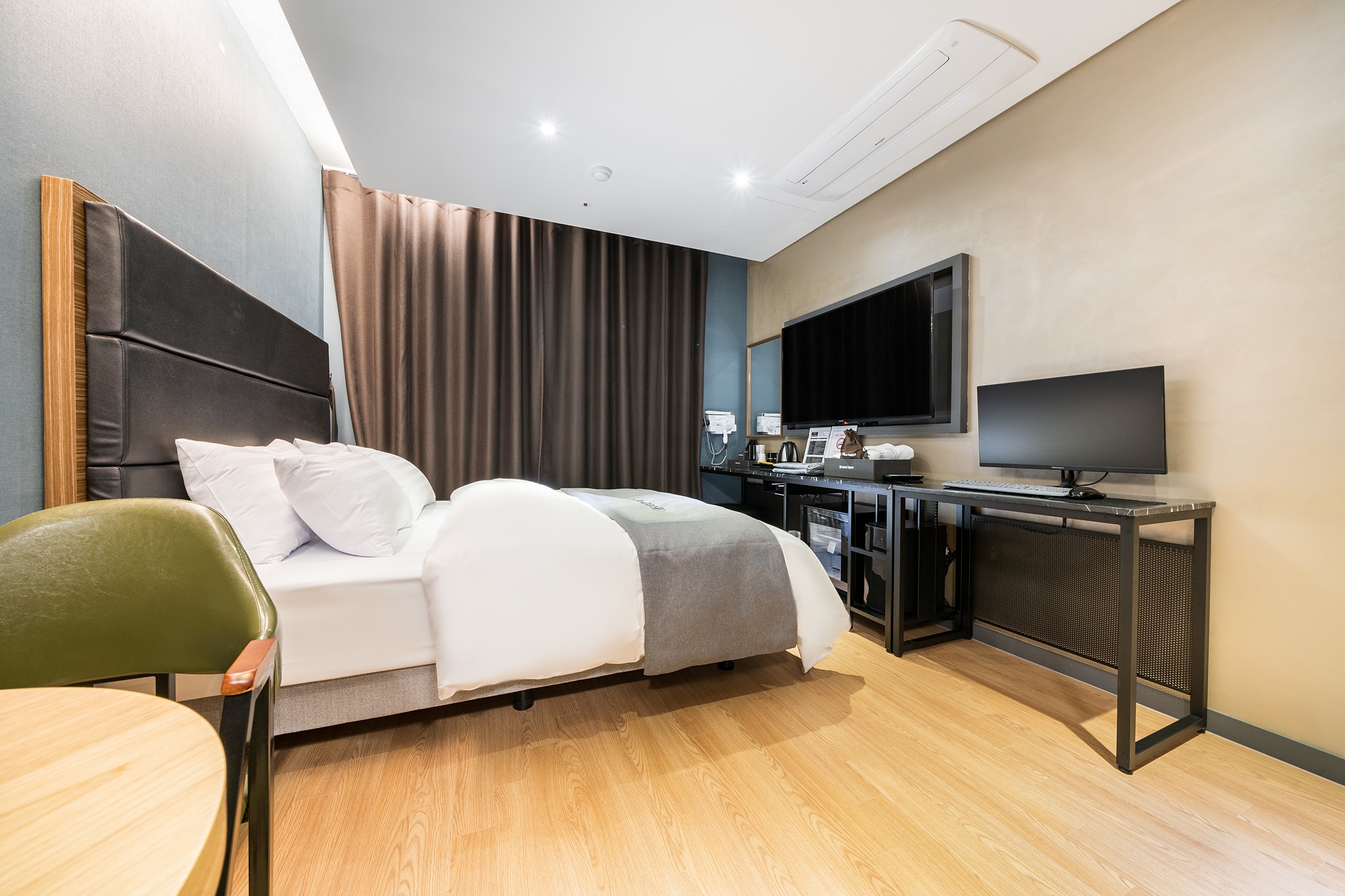 room detail thumbnail 1