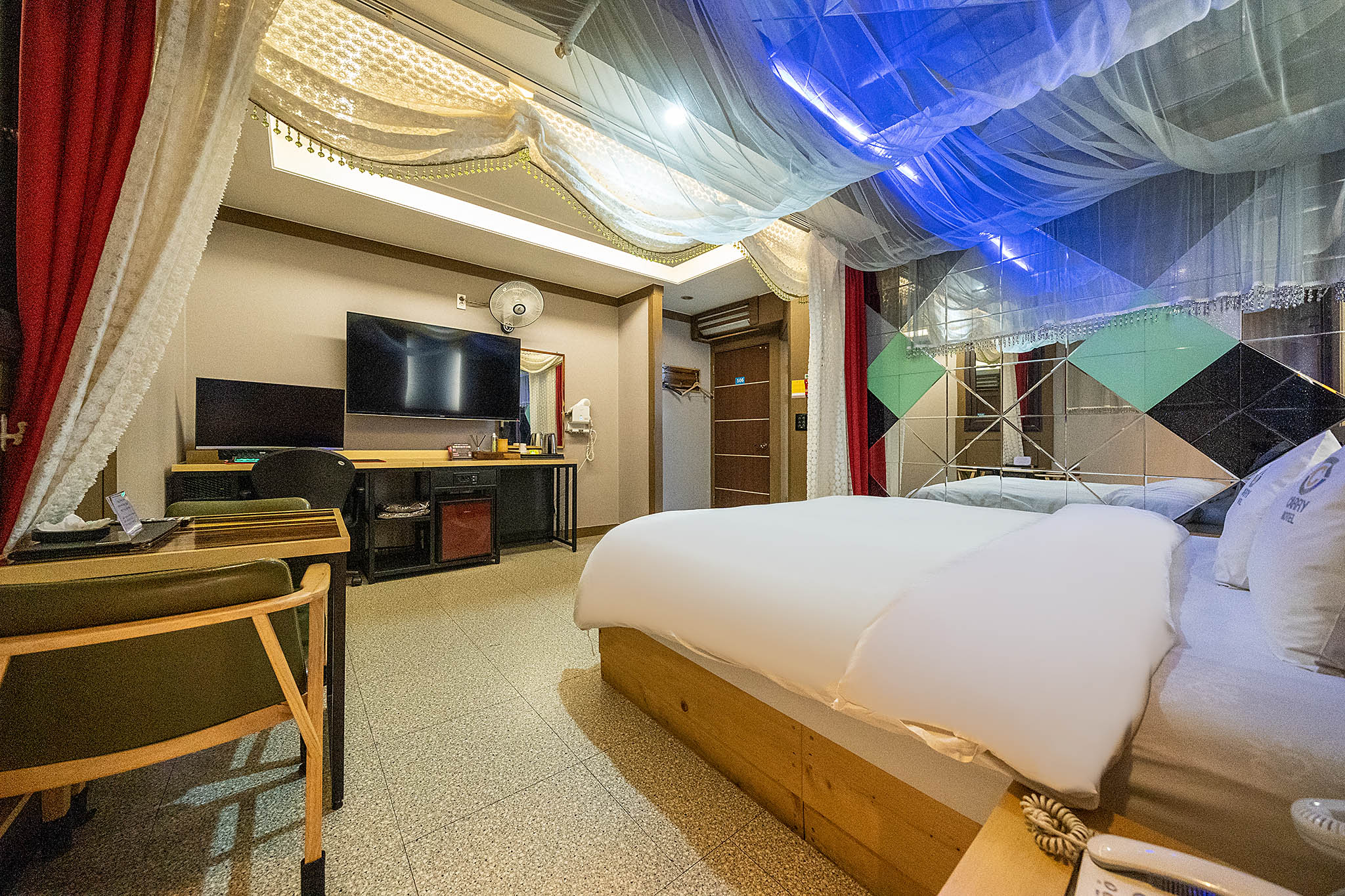 room detail thumbnail 2