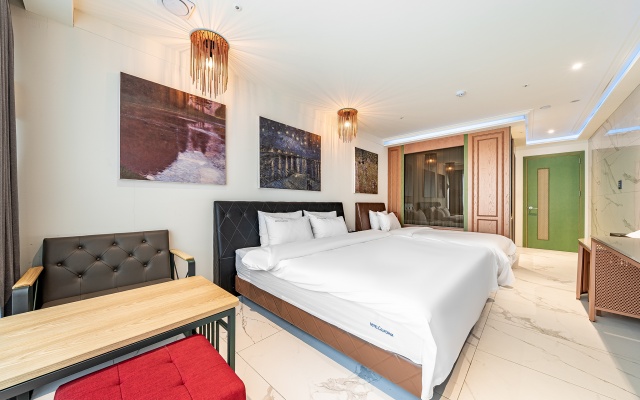 room detail thumbnail 1
