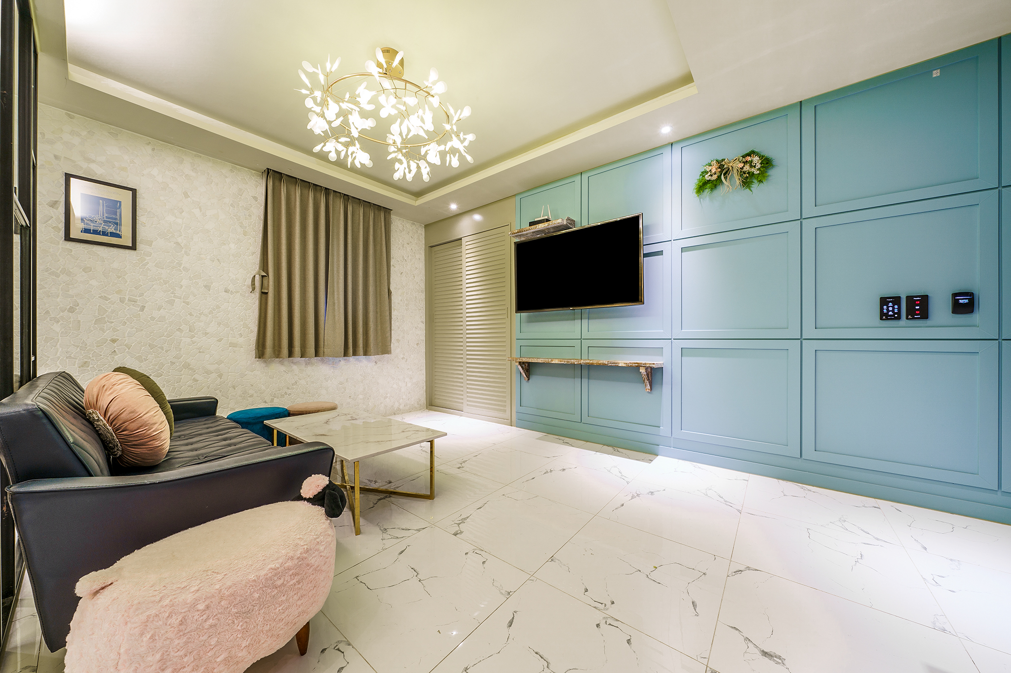 room detail thumbnail 2