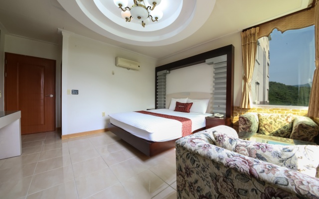 room detail thumbnail 1