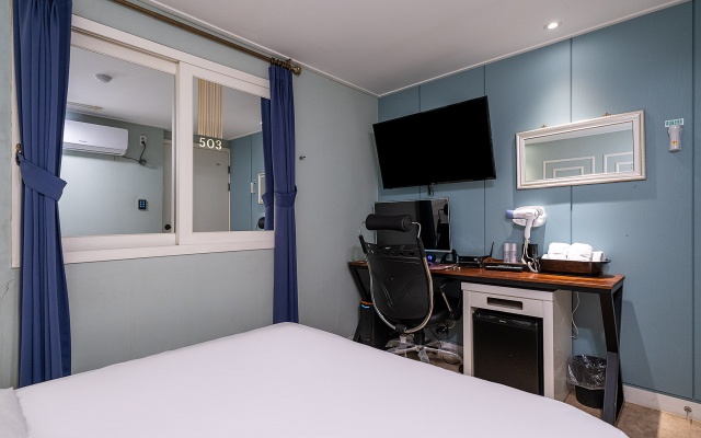 room detail thumbnail 1