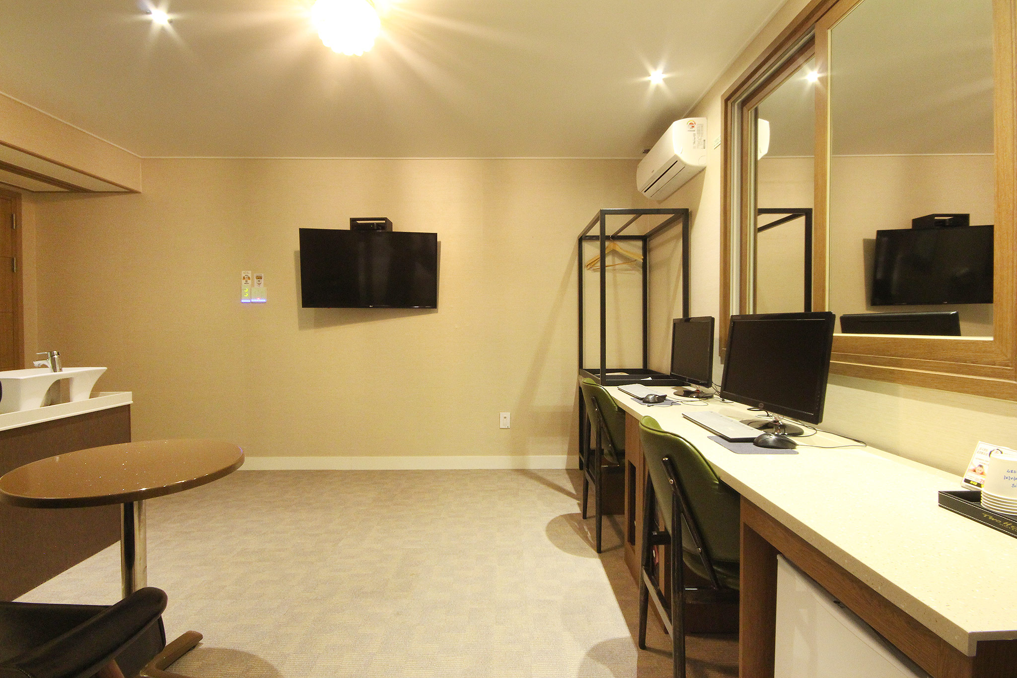 room detail thumbnail 2