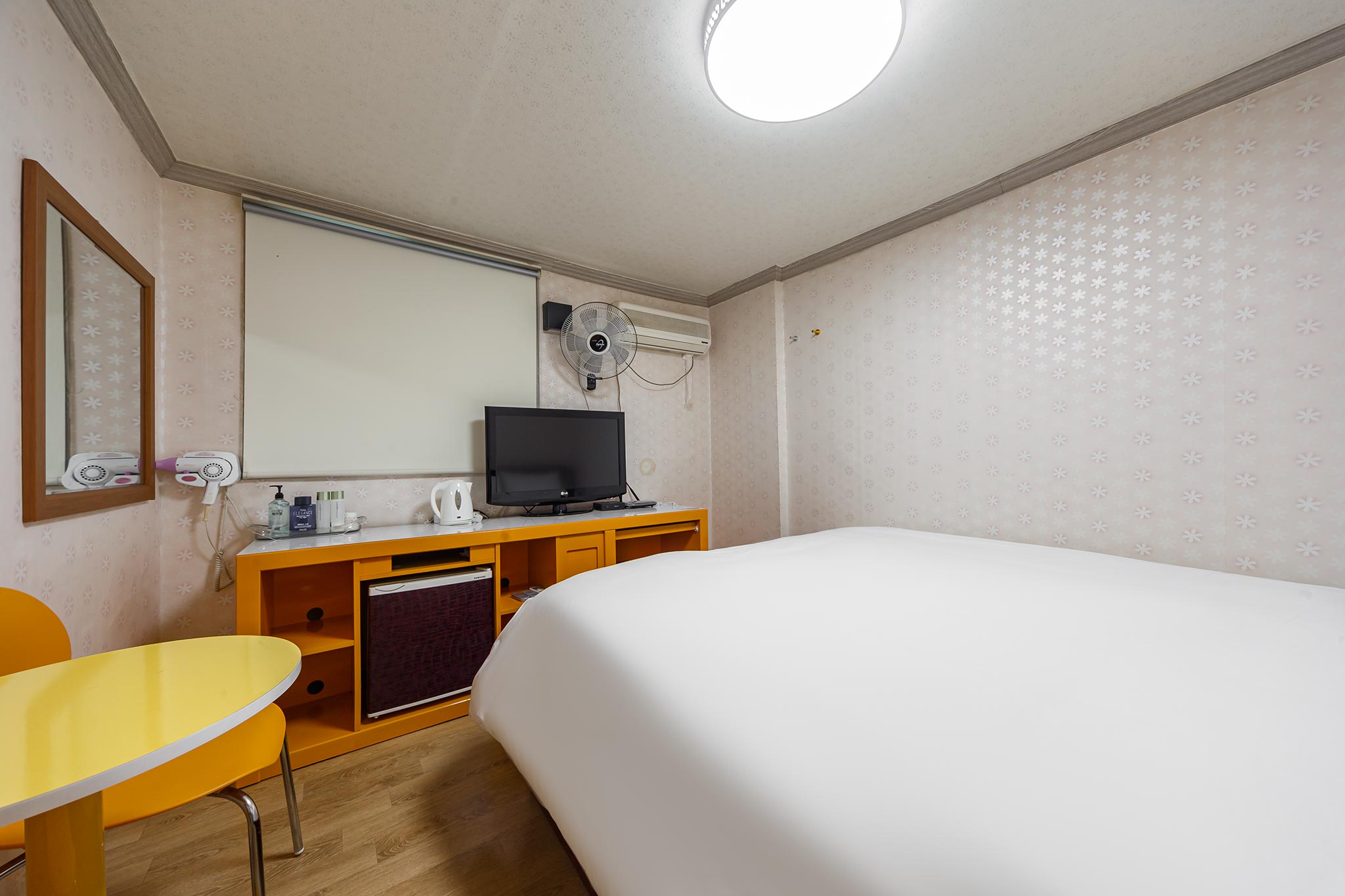 room detail thumbnail 1