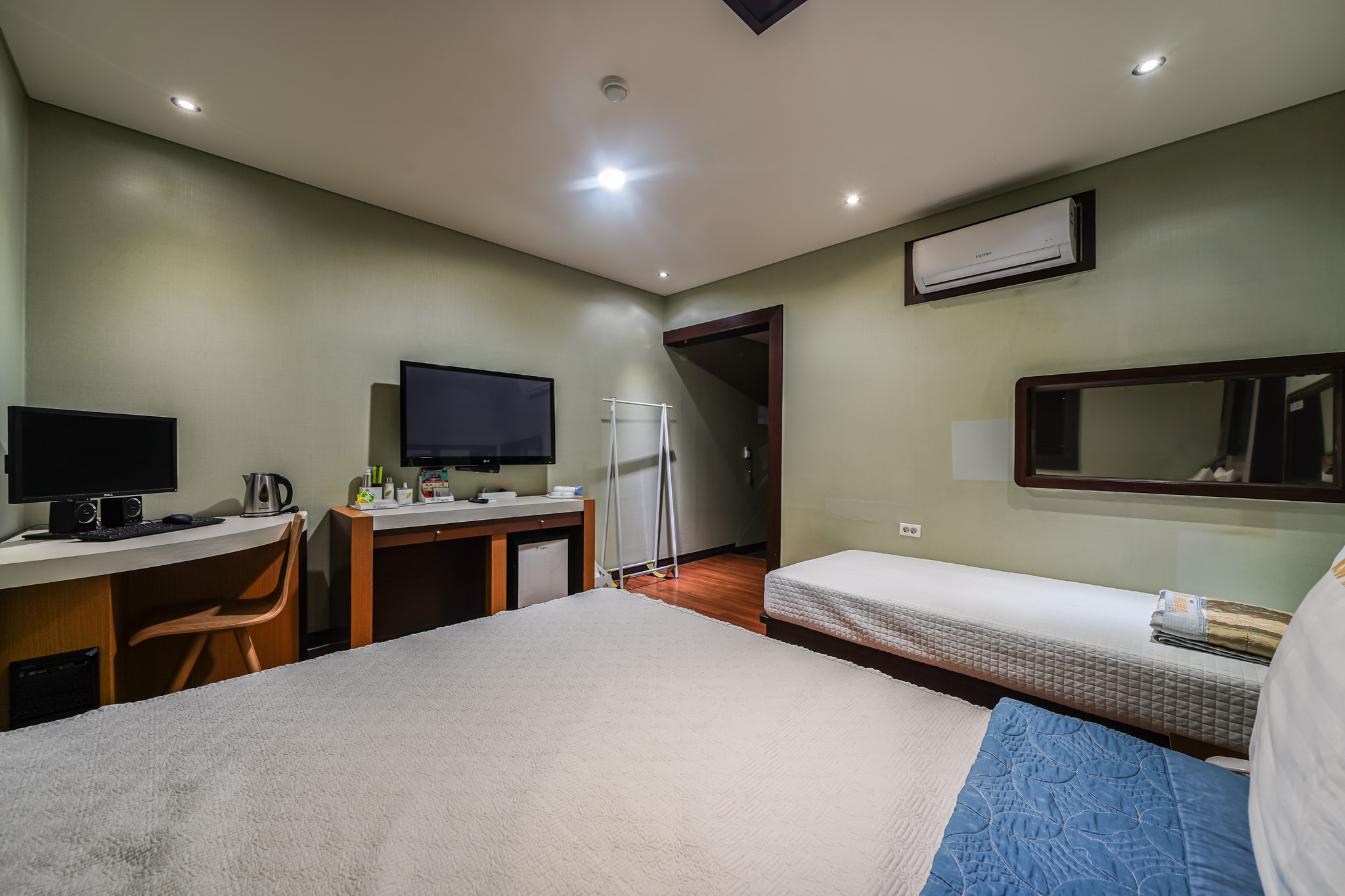 room detail thumbnail 2