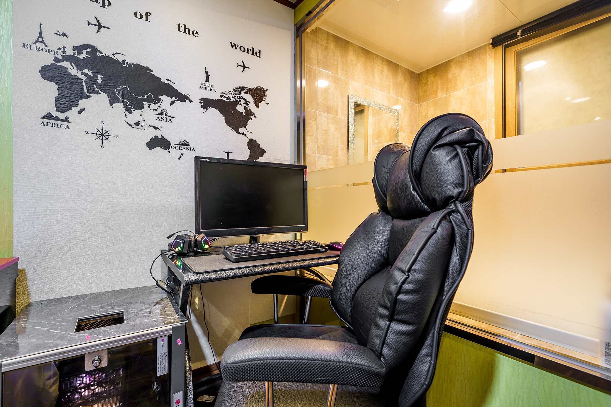 room detail thumbnail 2